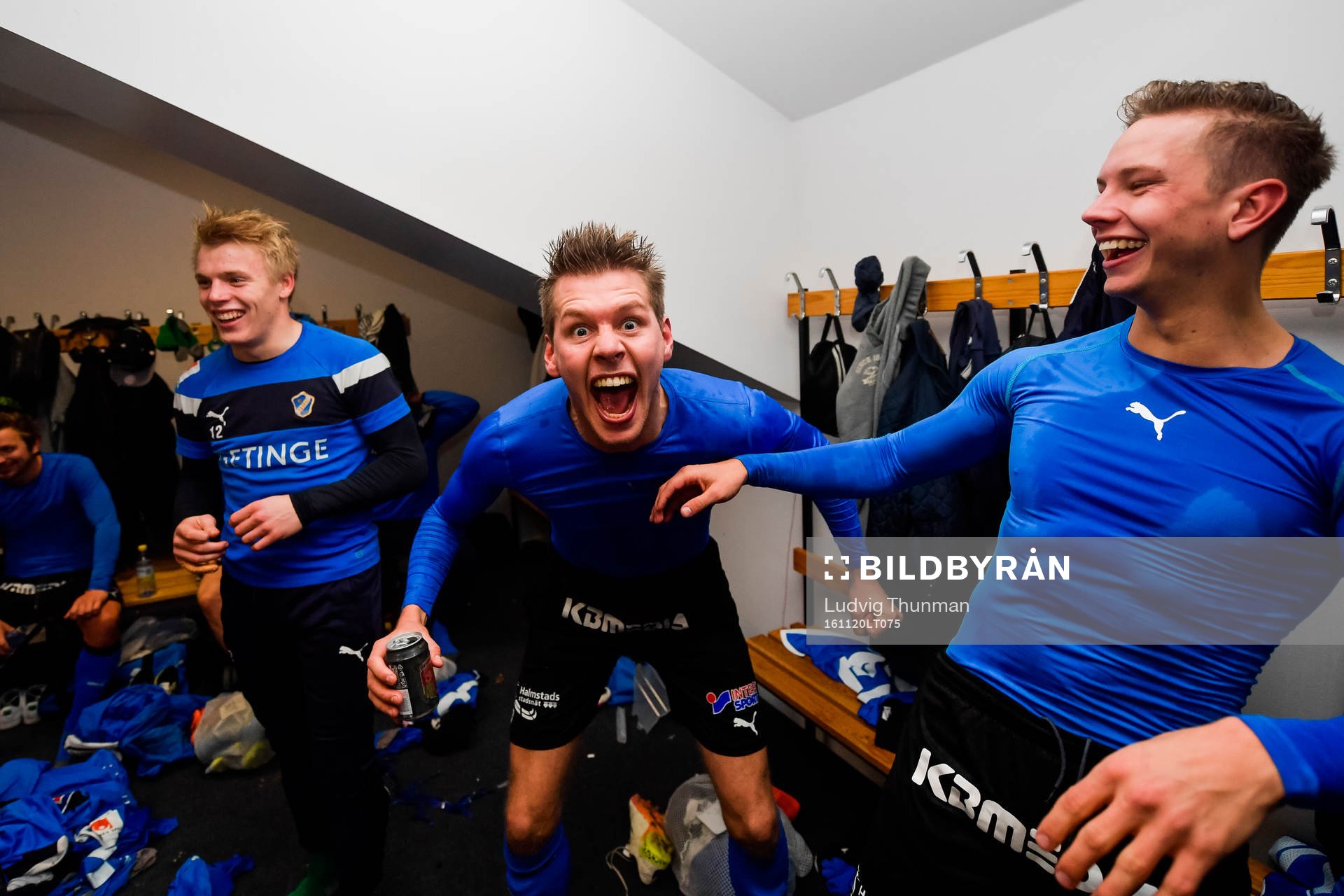 Halmstads Marcus Johansson jublar i omklädningsrummet efter fotbollsmatchen i kvalet till Allsvenskan mellan Helsingborg och Halmstad 20 november 2016 i Helsingborg.