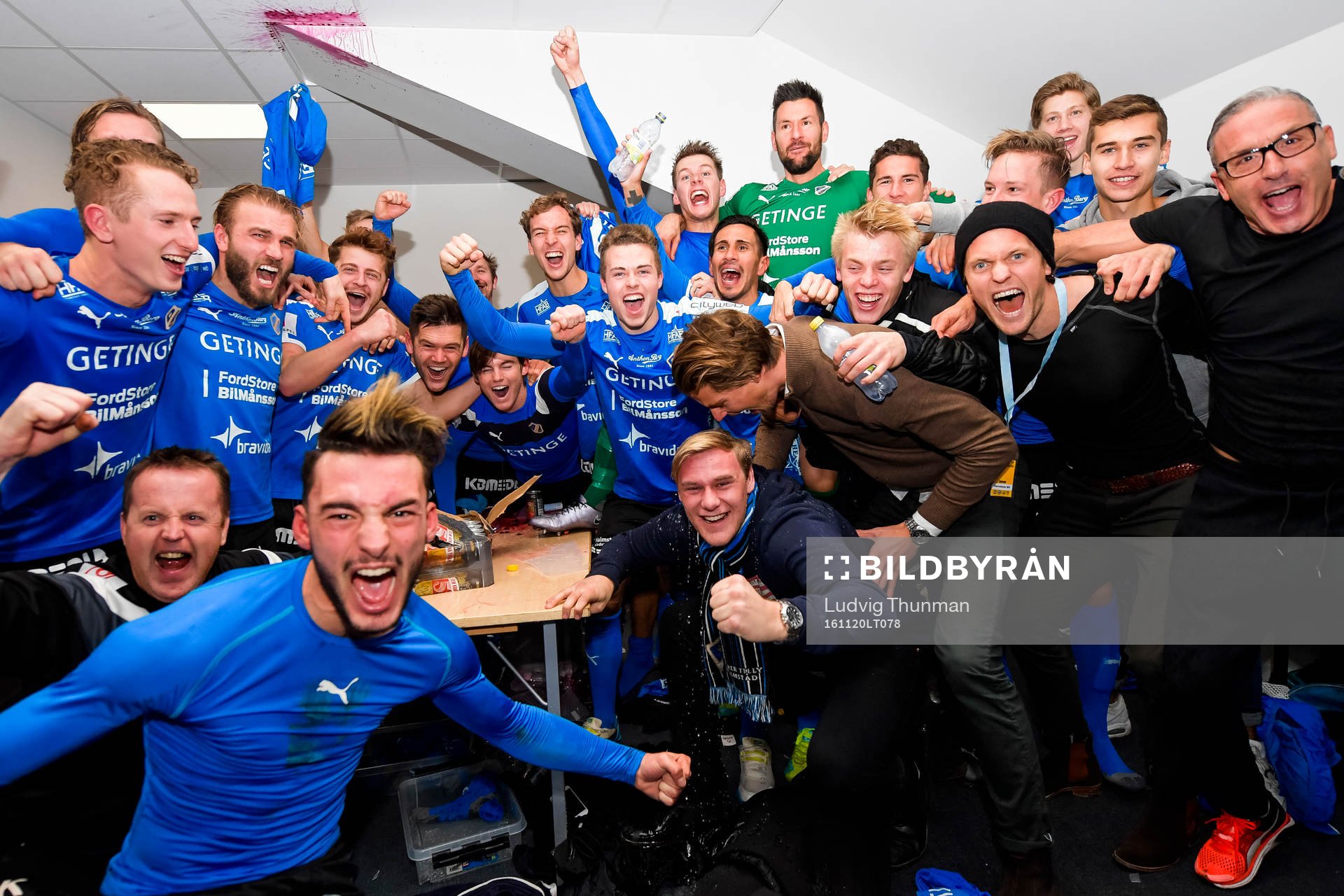 Halmstads spelare och ledare jublar i omklädningsrummet efter fotbollsmatchen i kvalet till Allsvenskan mellan Helsingborg och Halmstad 20 november 2016 i Helsingborg.