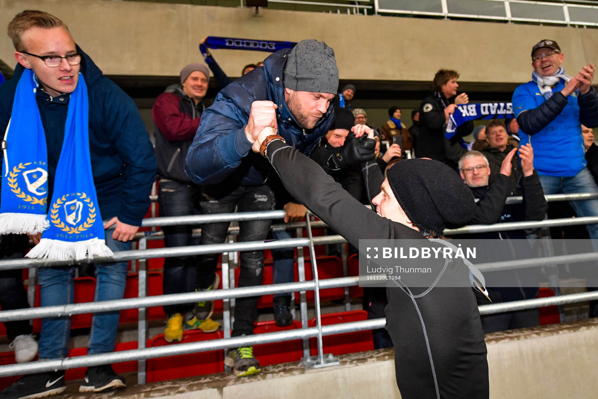 Halmstads spelare jublar med supportrar