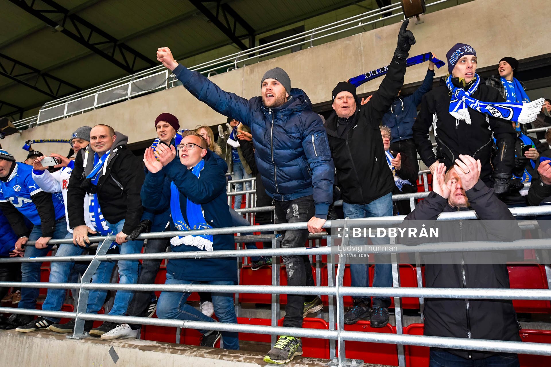 Halmstads spelare jublar med supportrar