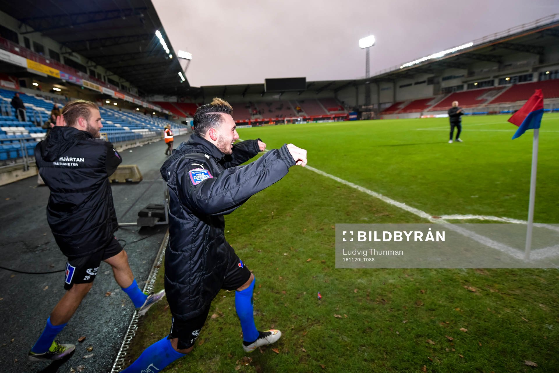 Halmstads Sead Haksabanovic  jublar med supportrar