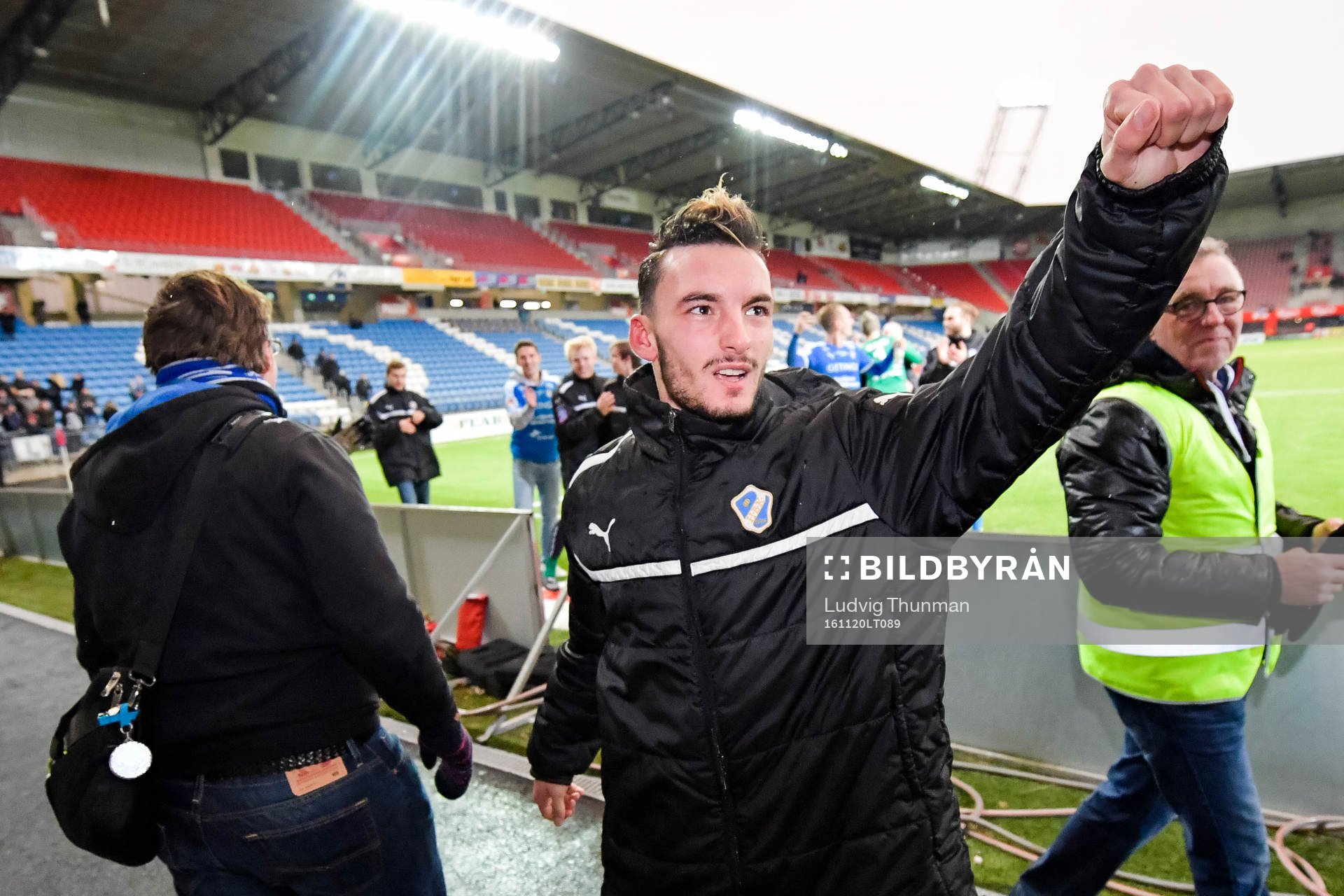 Halmstads Sead Haksabanovic  jublar med supportrar