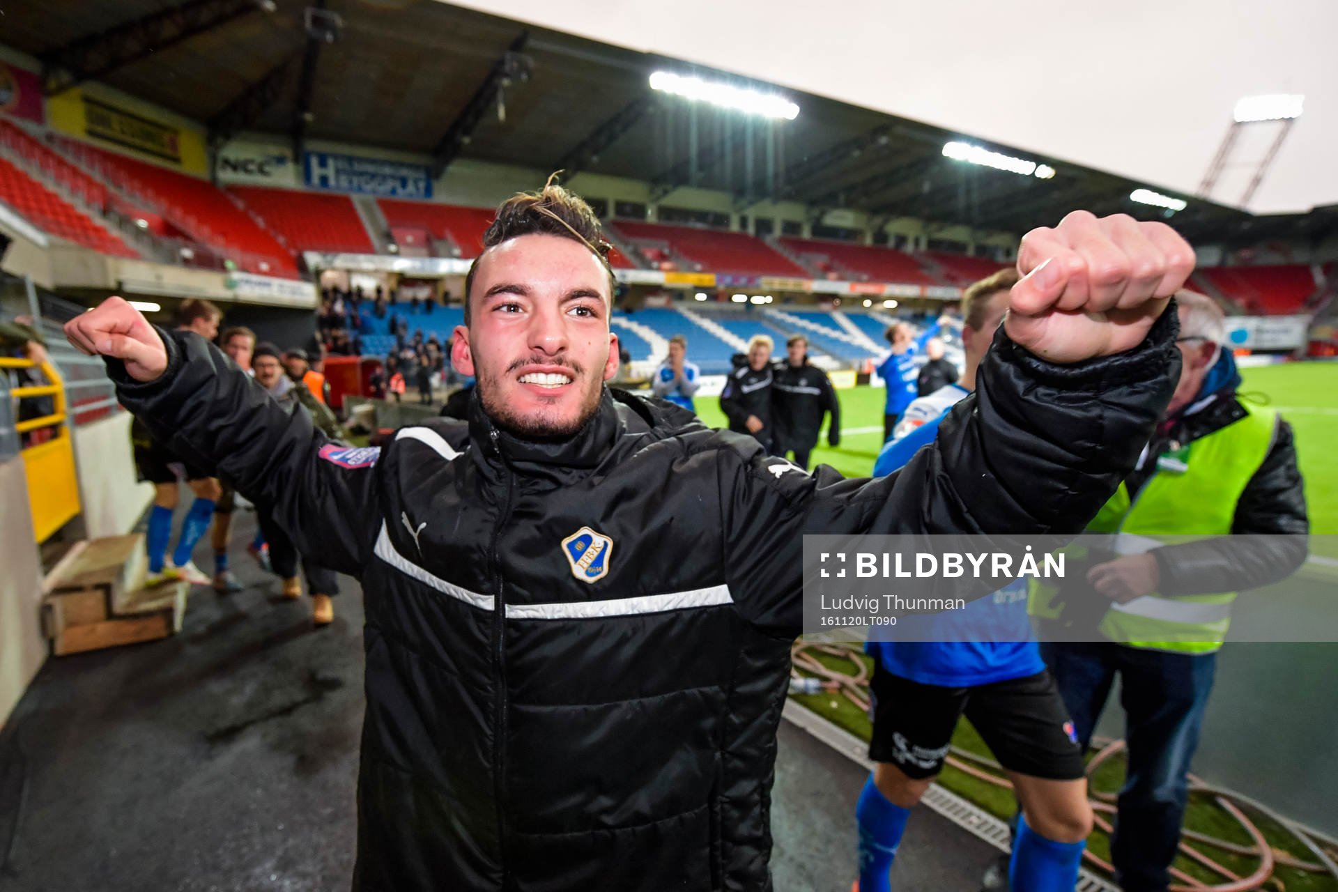 Halmstads Sead Haksabanovic  jublar med supportrar