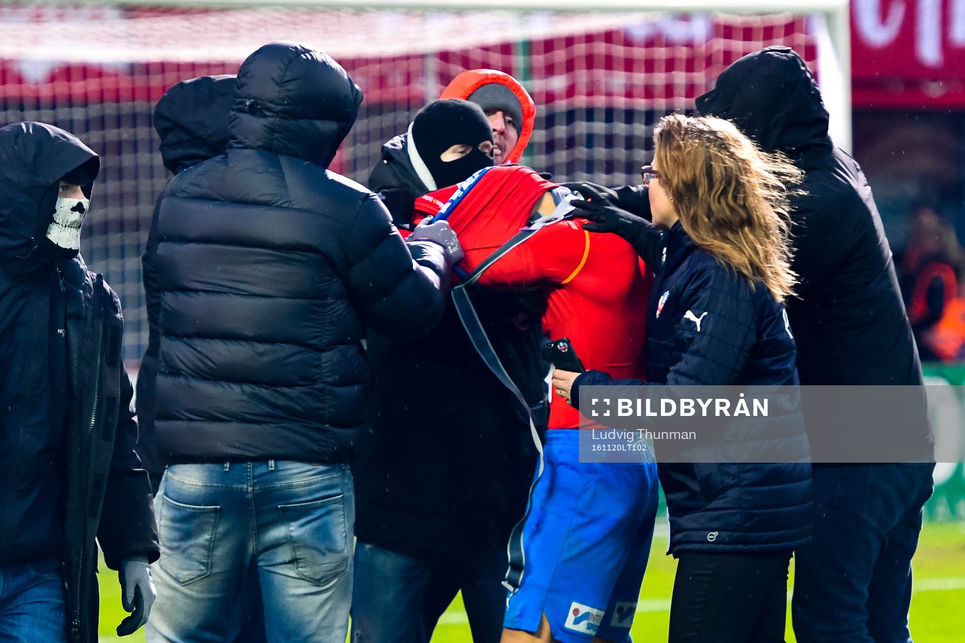 Helsingborgs Jordan Larsson blir attackerad av supportrar