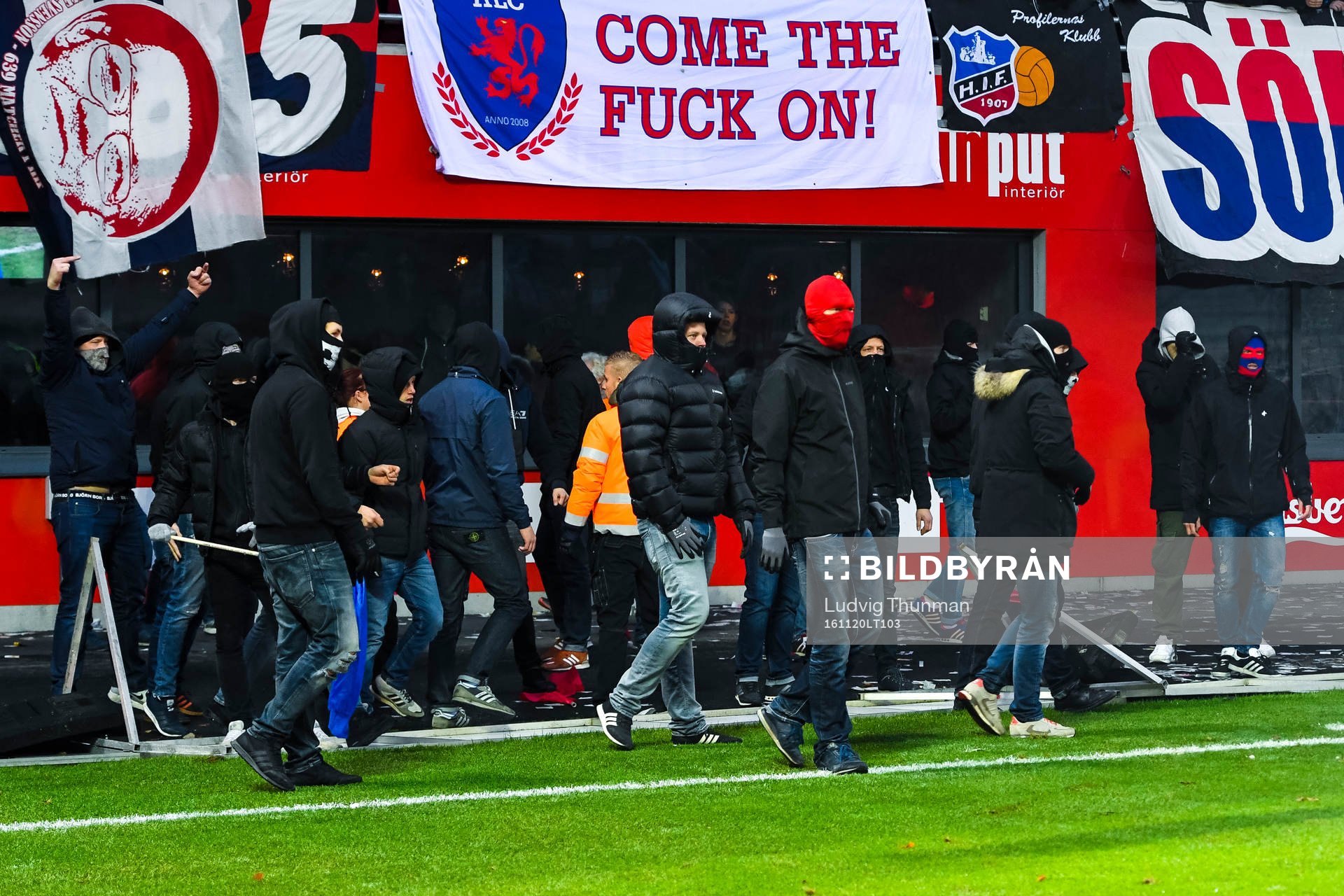 Helsingborgs Jordan Larsson blir attackerad av supportrar