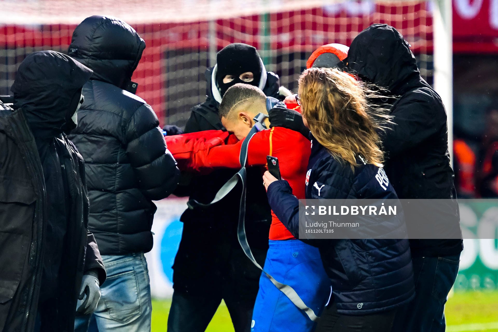 Helsingborgs Jordan Larsson blir attackerad av supportrar