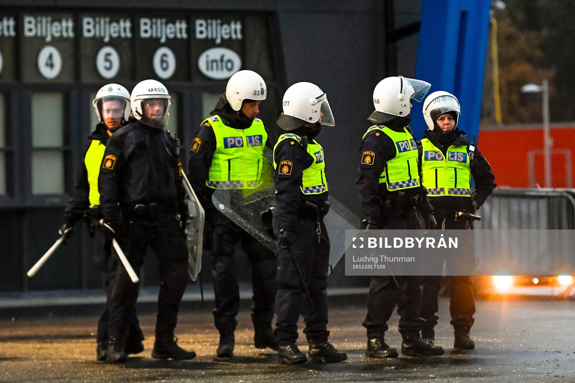 Pois och ordningsvakter utanför arenan