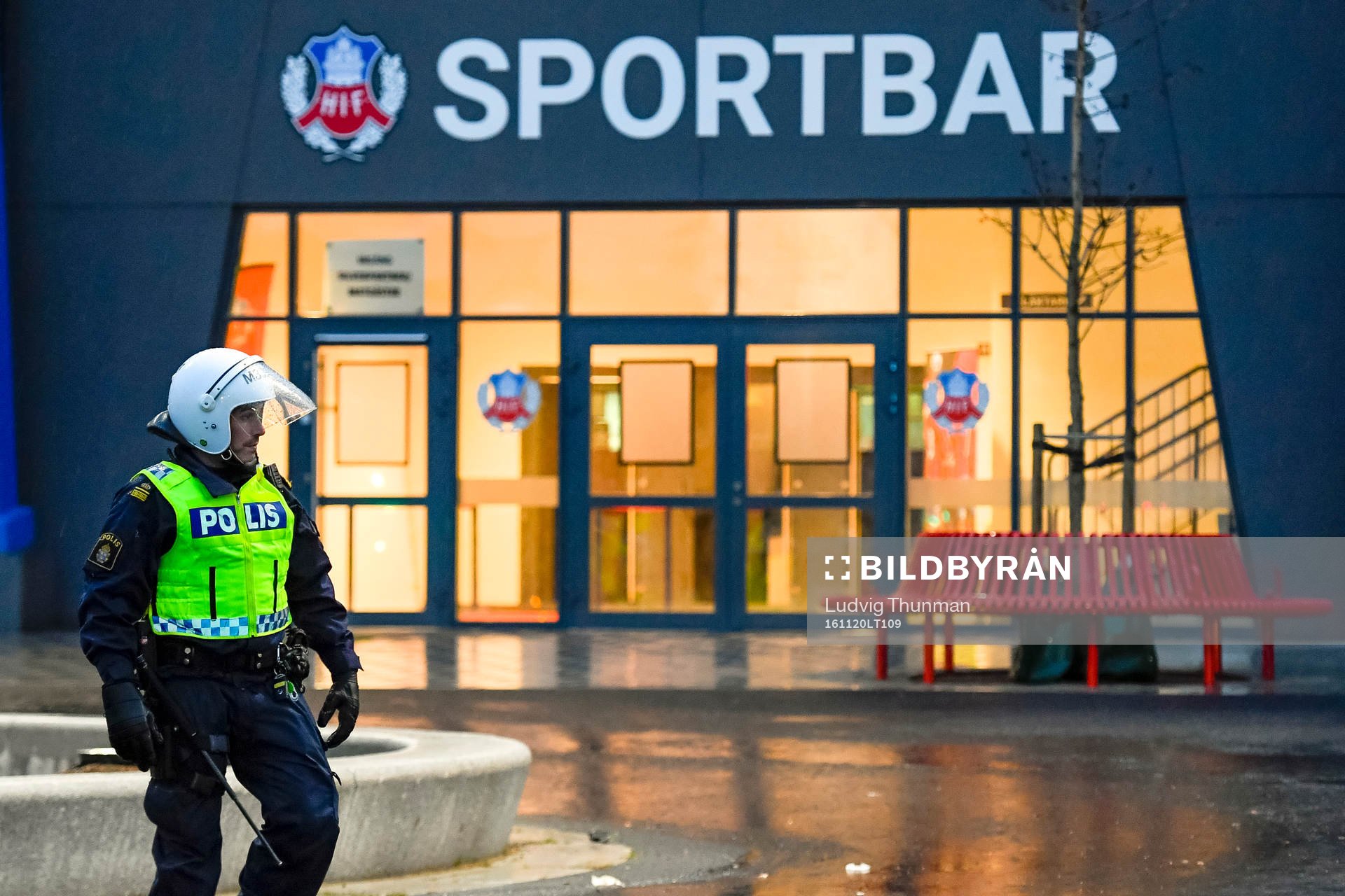 Pois och ordningsvakter utanför arenan