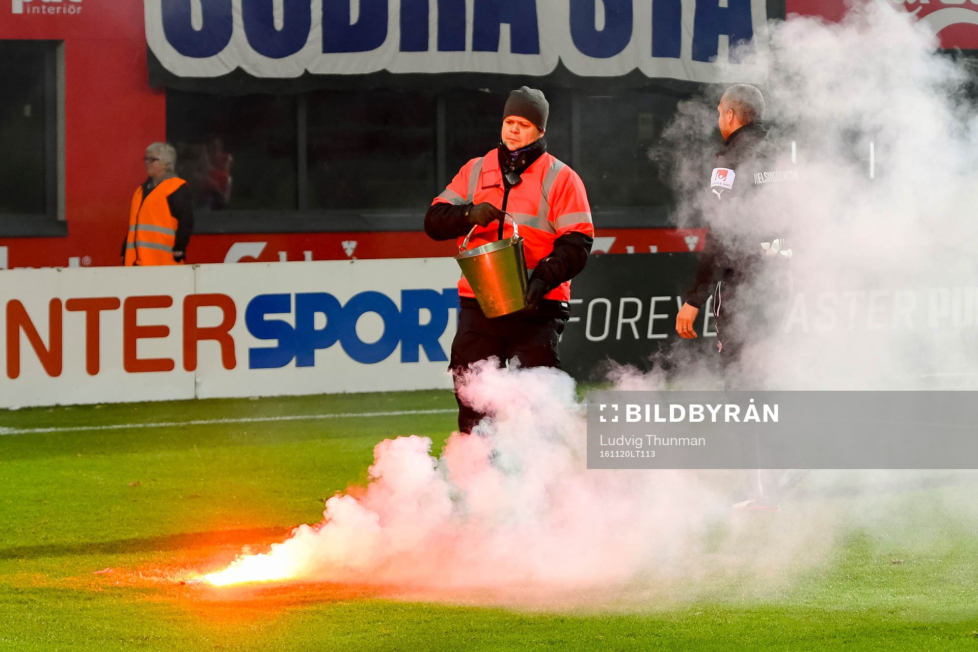 Supportrar kastar in bengaler  på planen