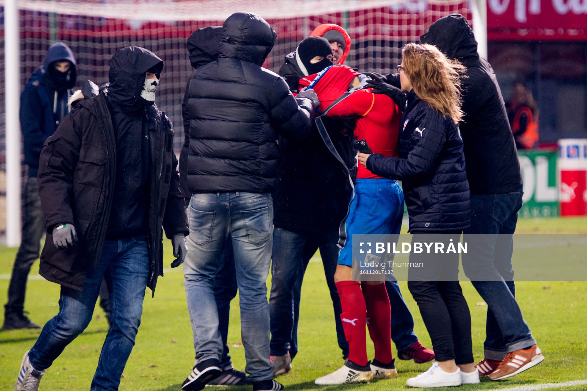 Maskerade supportrar sliter tröjan av Helsingborgs Jordan