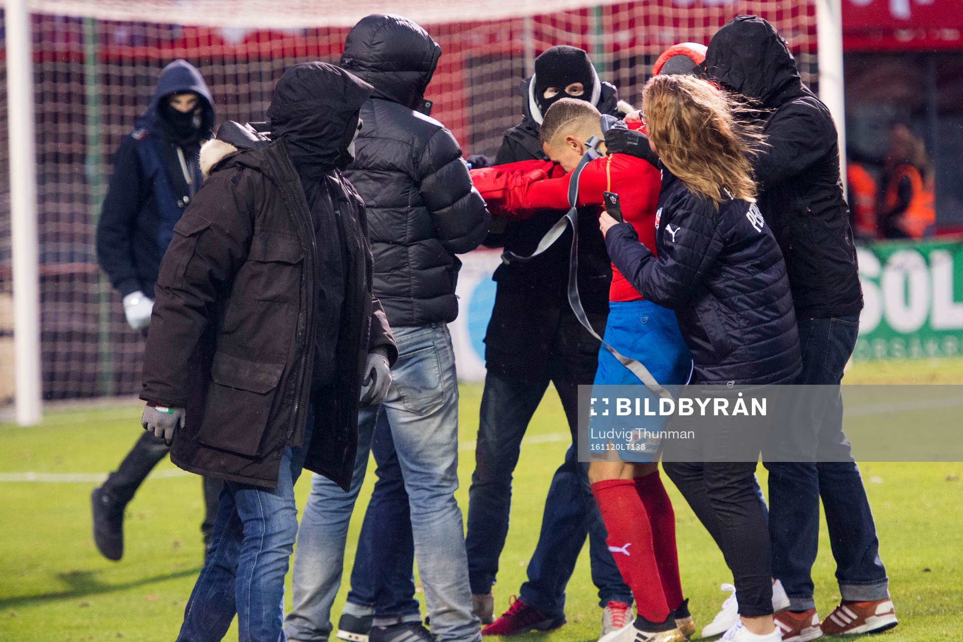 Maskerade supportrar sliter tröjan av Helsingborgs Jordan