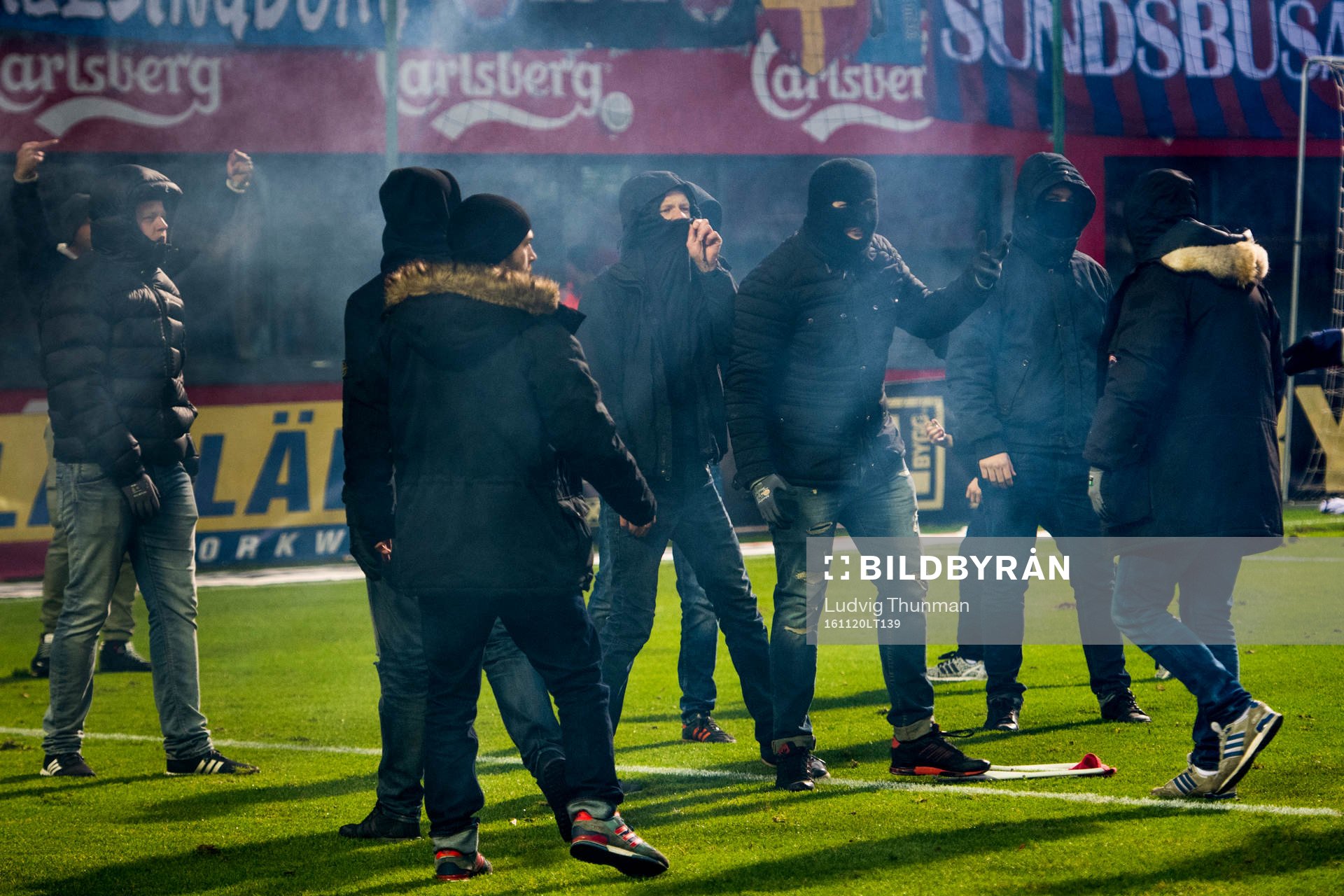 Maskerade supportrar stormar planen