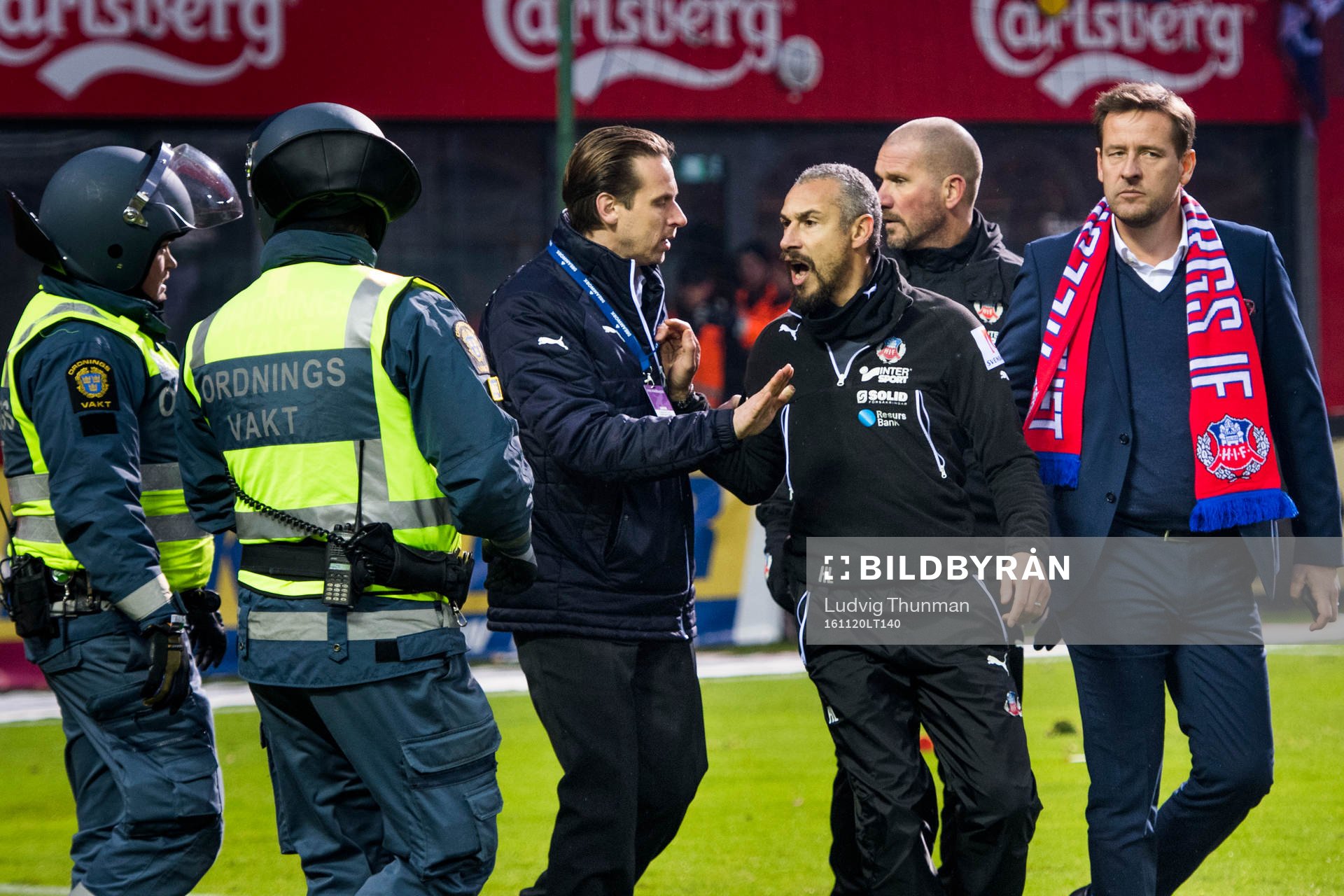 Helsingborgs säkerhetschef Frederik Ericsson motar bort