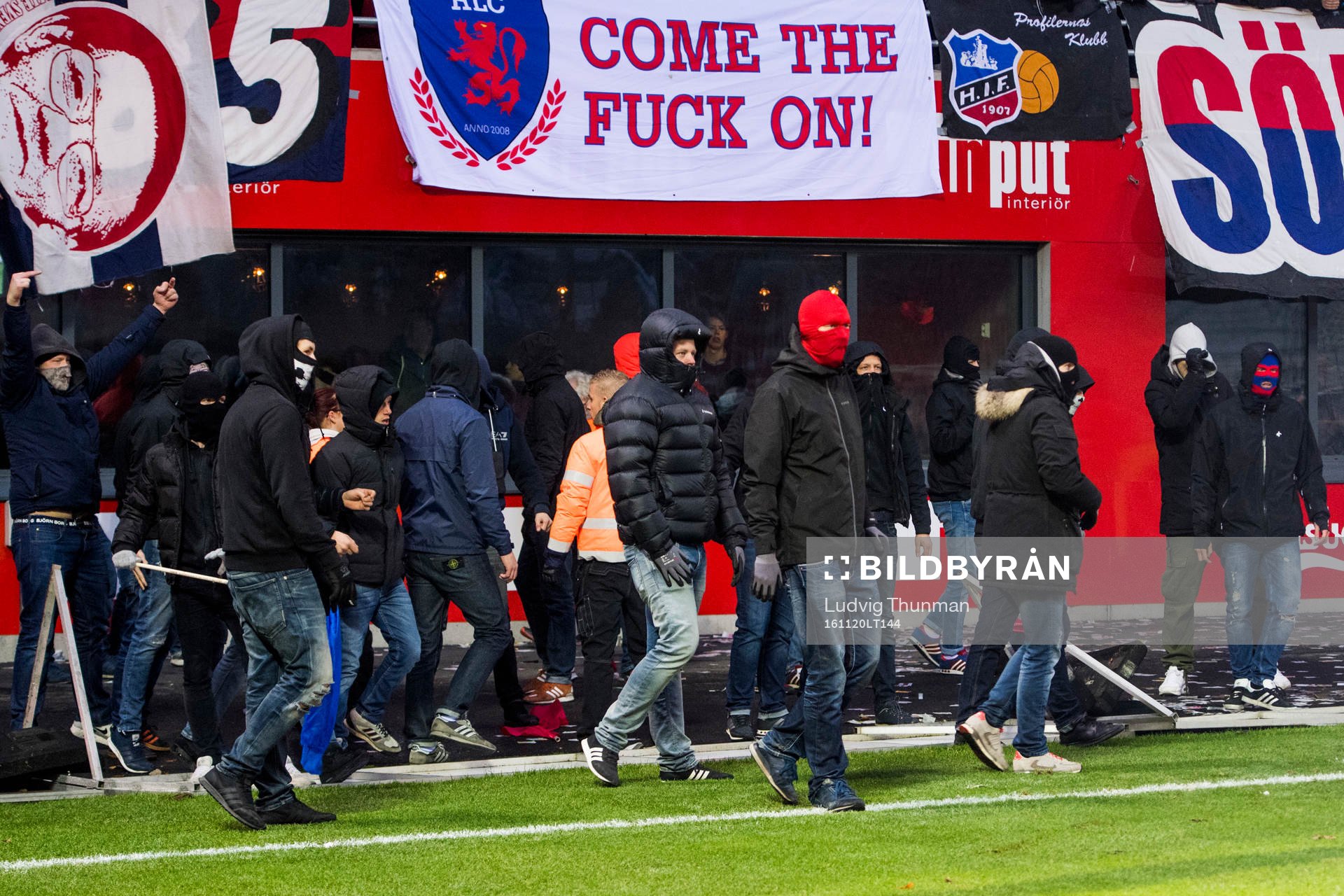 Maskerade supportrar stormar planen