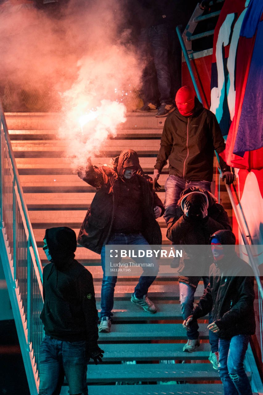 Maskerade supportrar stormar planen