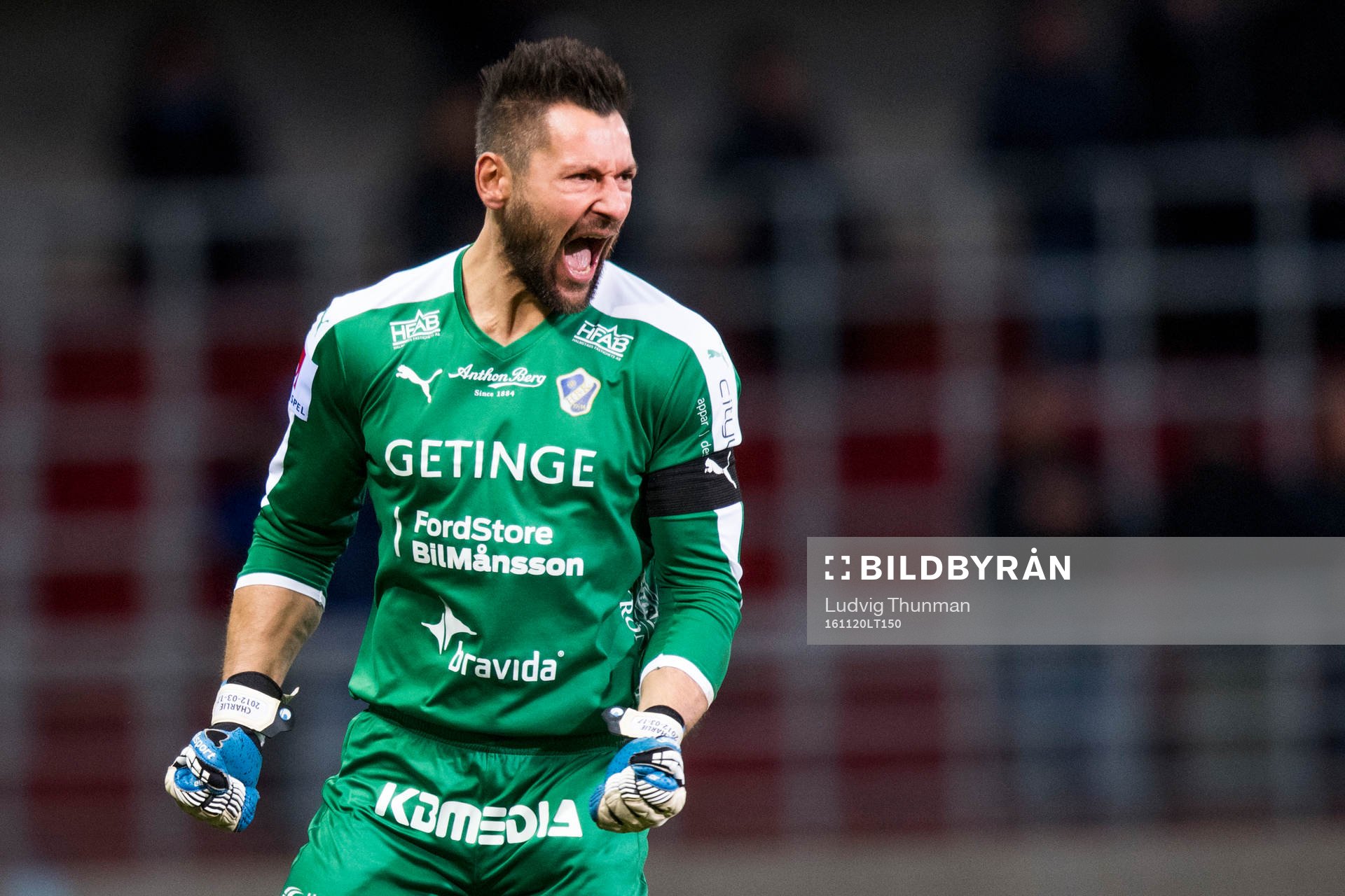 Halmstads målvakt Stojan Lukic jublar