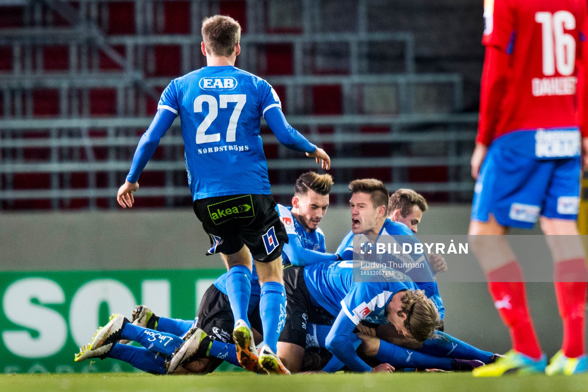 Halmstads spelare kramar om Marcus Mathisen som gjort 1-2