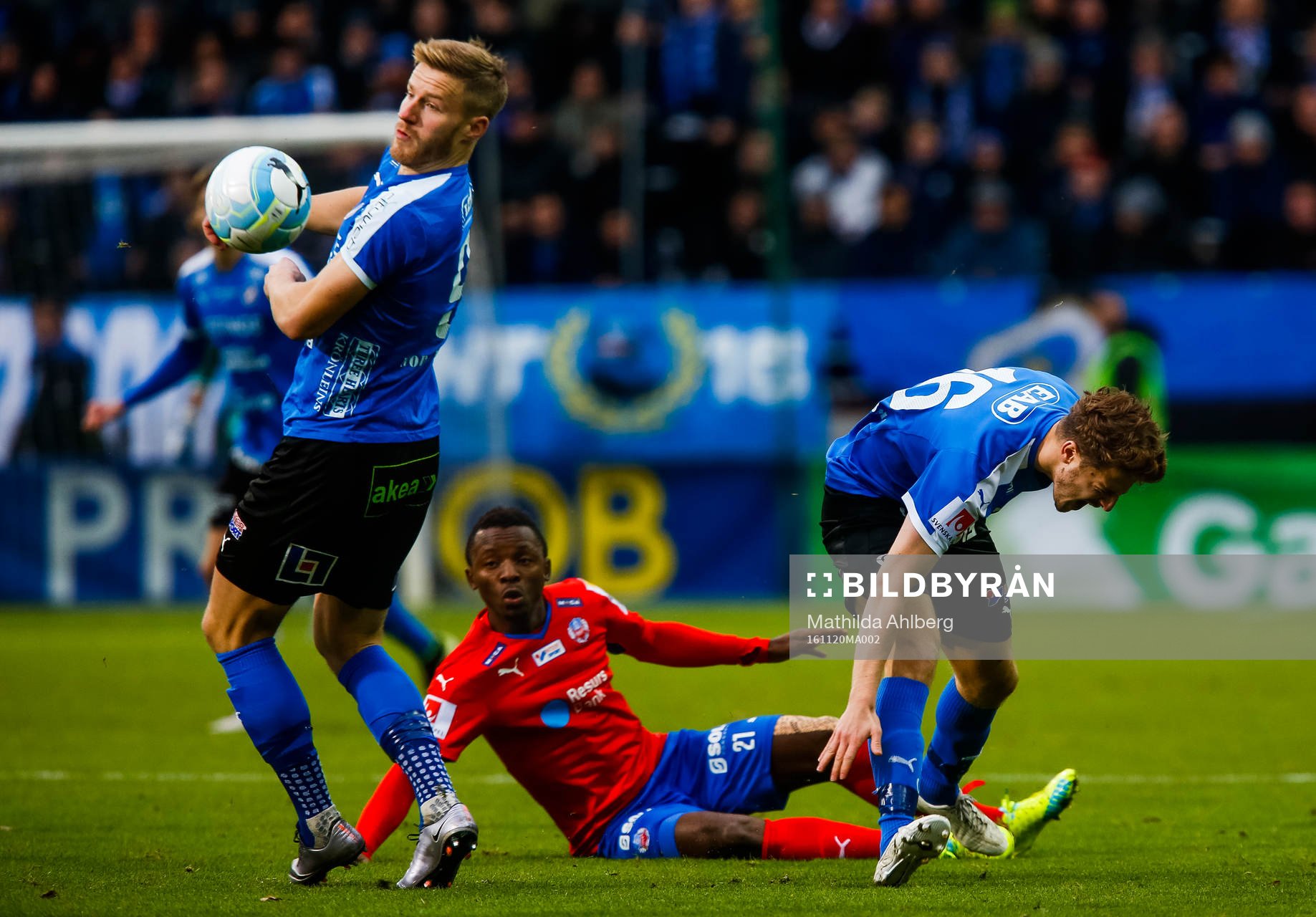 Halmstads Alexander Ruud Tveter och Rebin Asaad i kamp med Helsingborgs Monday Samuel under fotbollsmatchen i kvalet till Allsvenskan mellan Helsingborg och Halmstad den 20 november 2016 i Helsingborg.