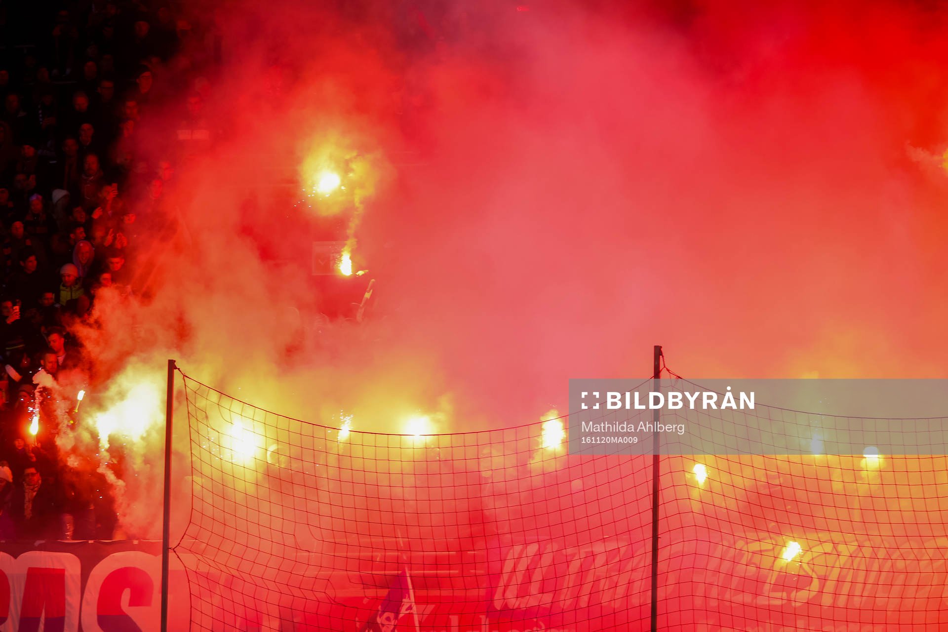 Helsingborgs supportrar med bengaler
