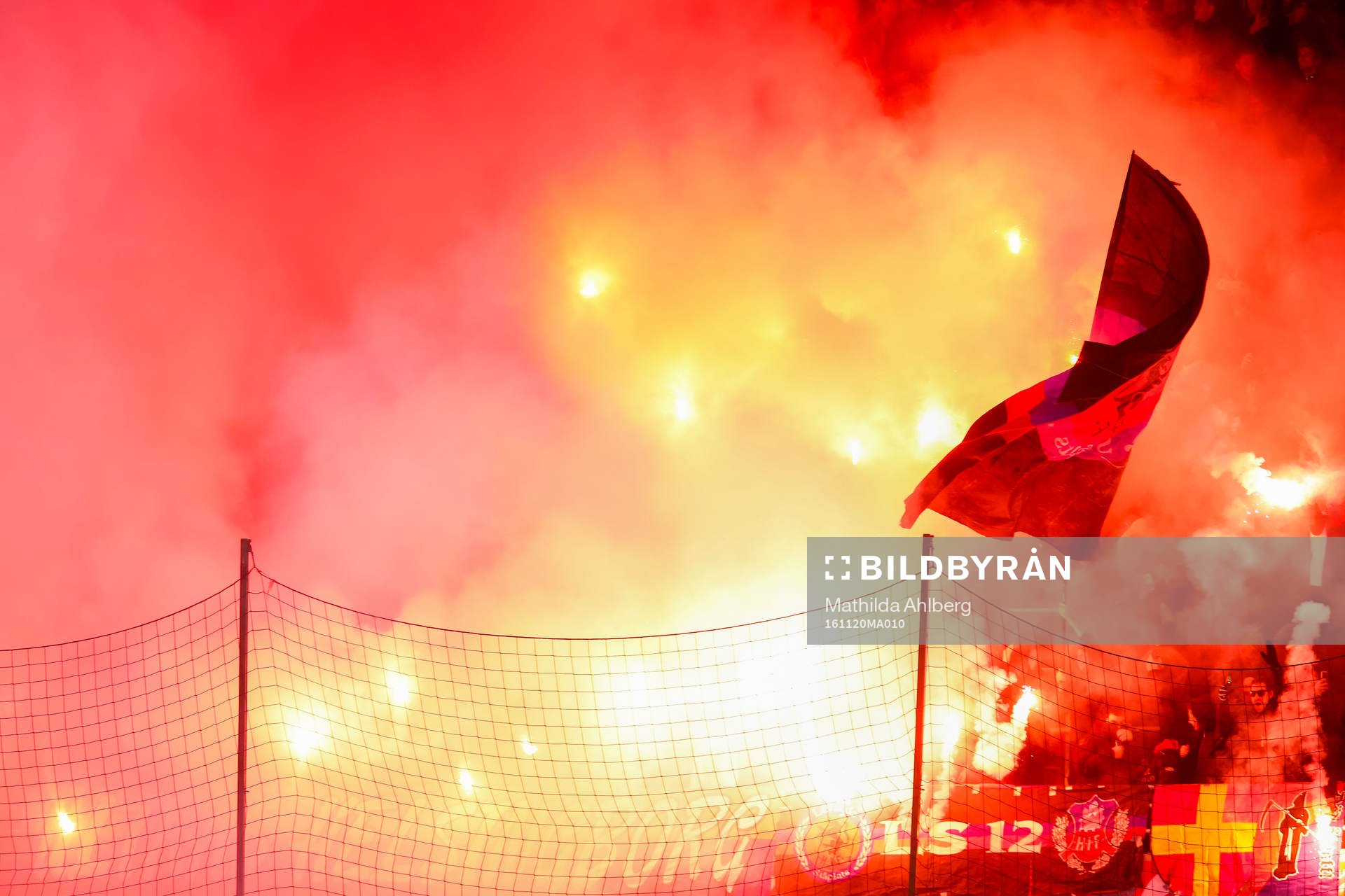 Helsingborgs supportrar med bengaler