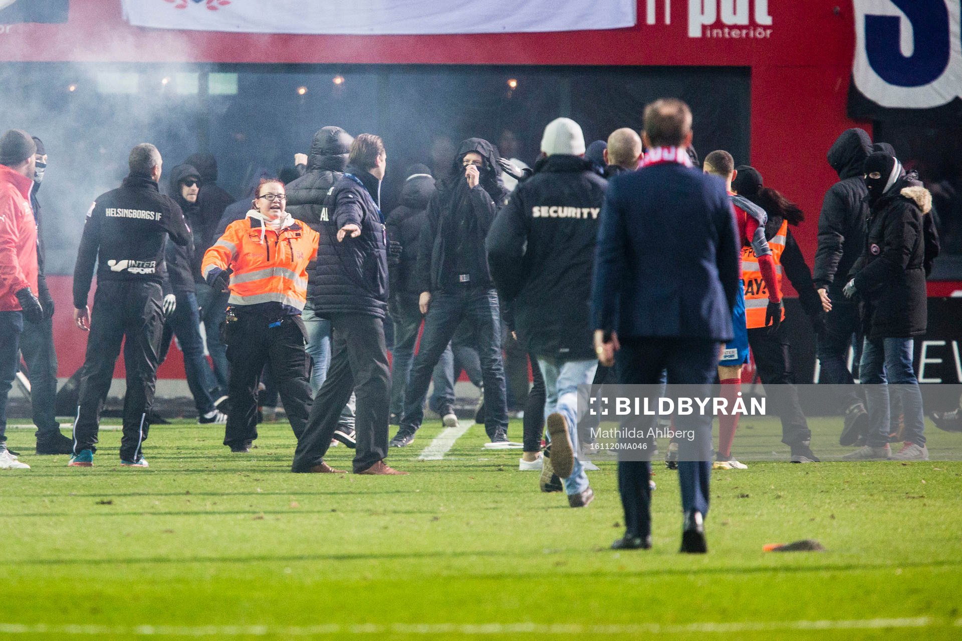 Helsingborgs supportrar stormar planen