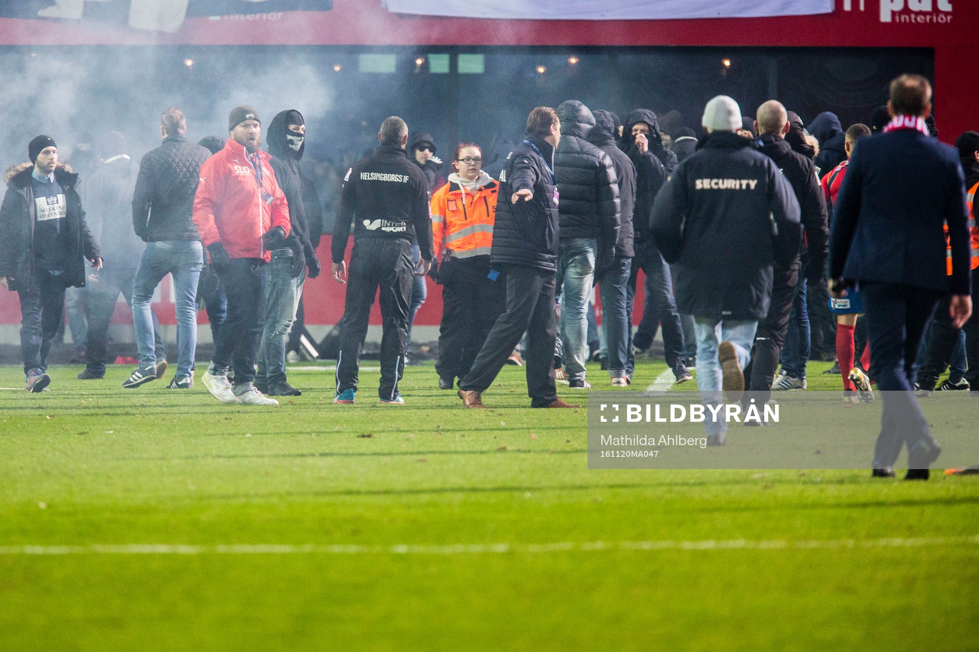 Helsingborgs supportrar stormar planen