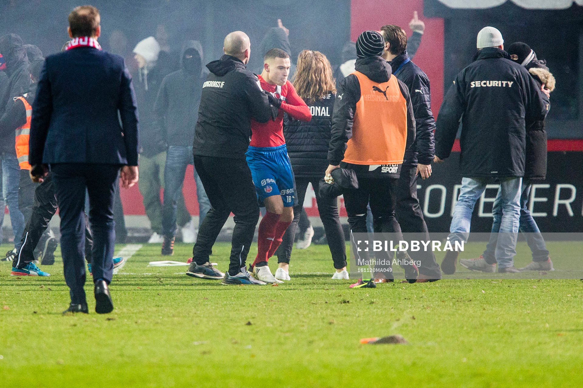 Helsingborgs supportrar stormar planen och konfronterar