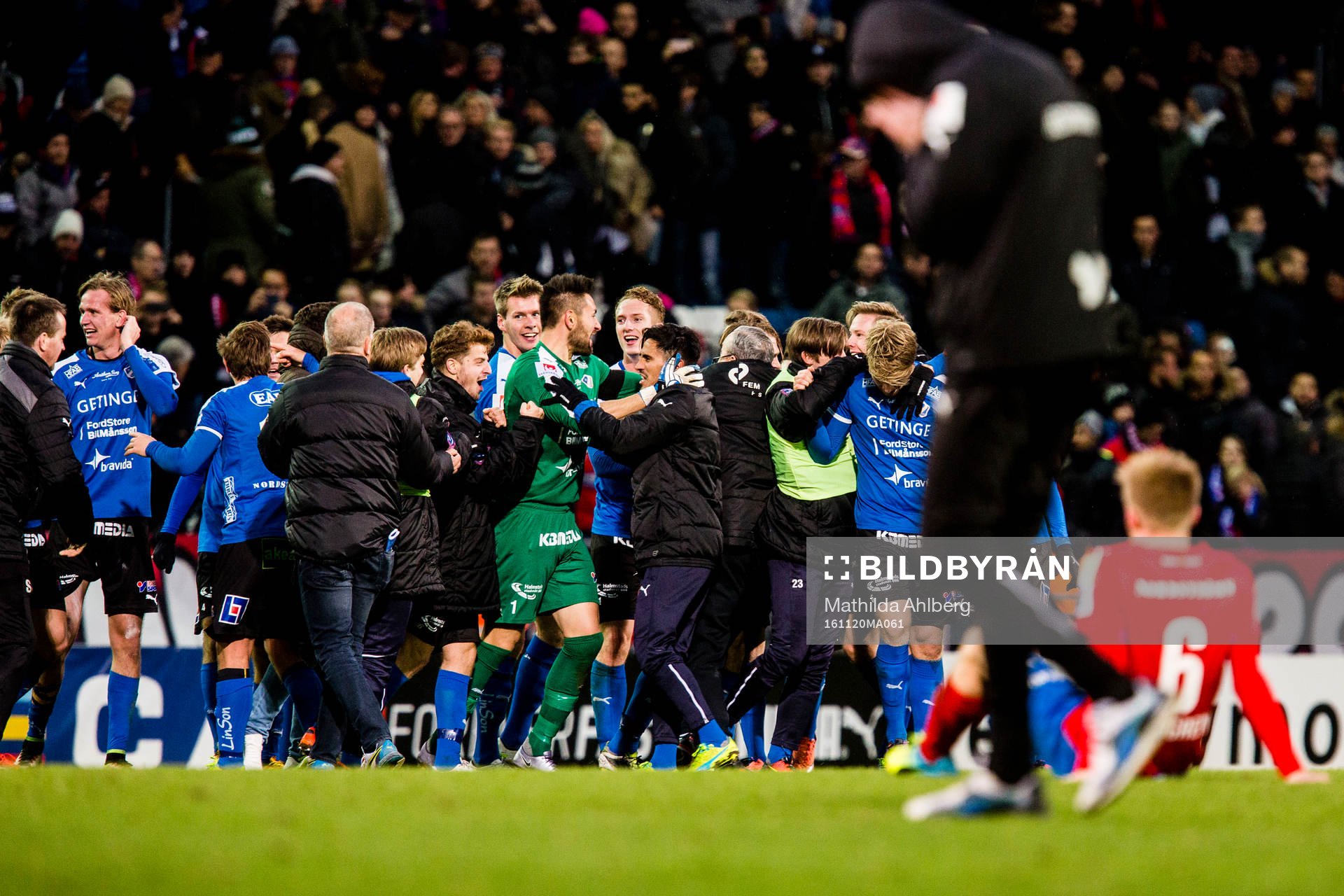 Halmstads spelare jublar samtidigt som Helsingborgs spelare