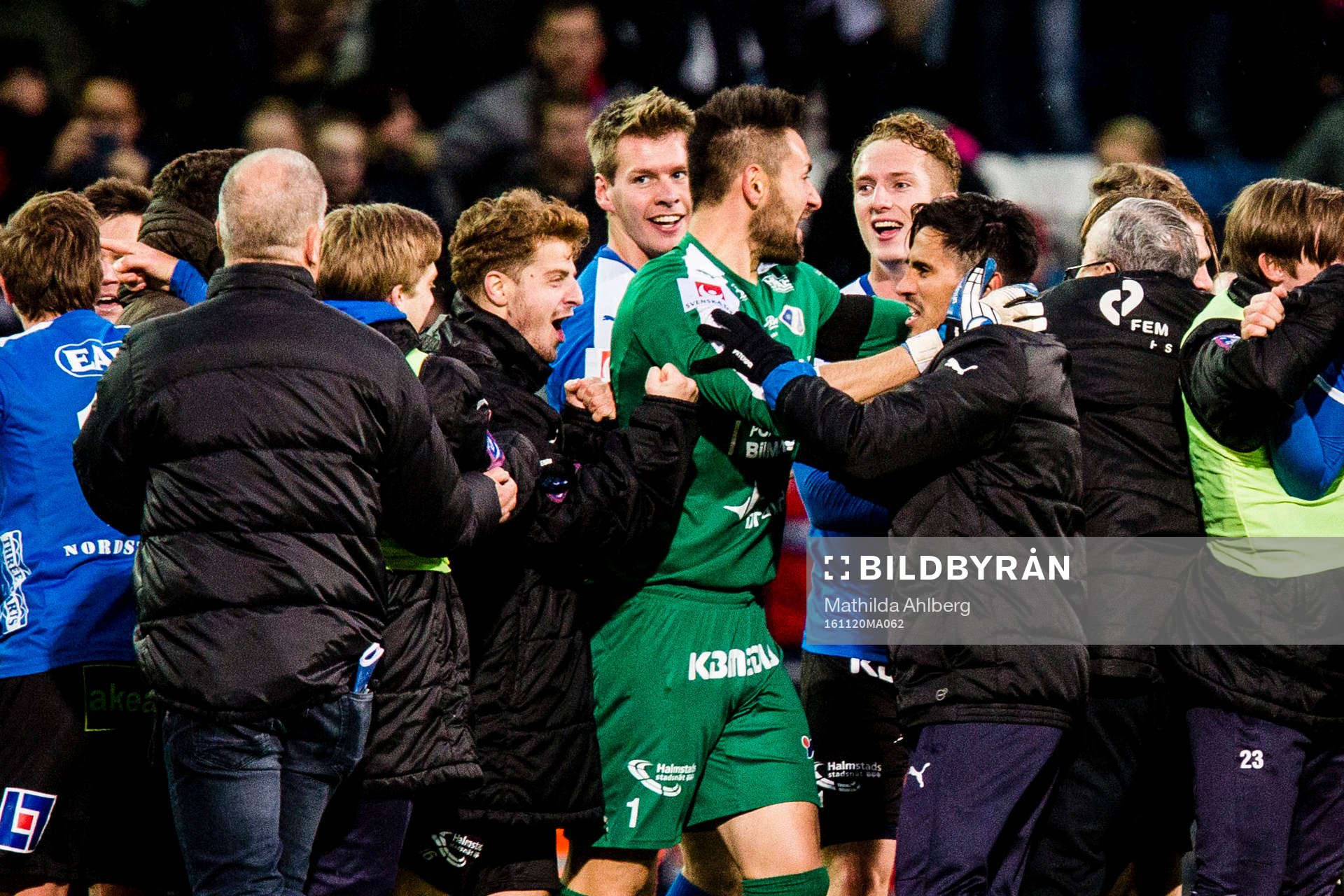 Halmstads spelare jublar efter segern i fotbollsmatchen i kvalet till Allsvenskan mellan Helsingborg och Halmstad den 20 november 2016 i Helsingborg.
