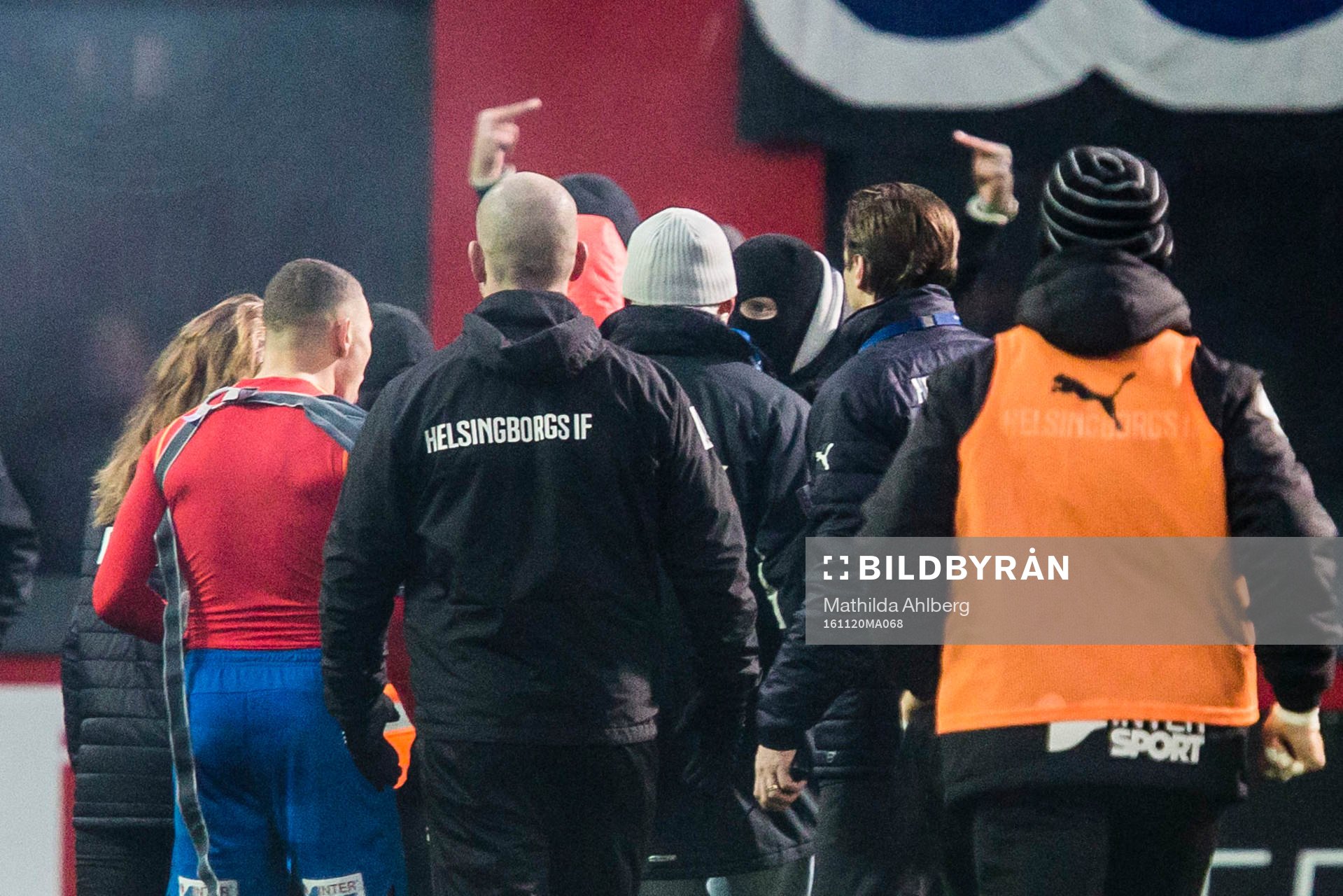 Helsingborgs supportrar stormar planen och konfronterar