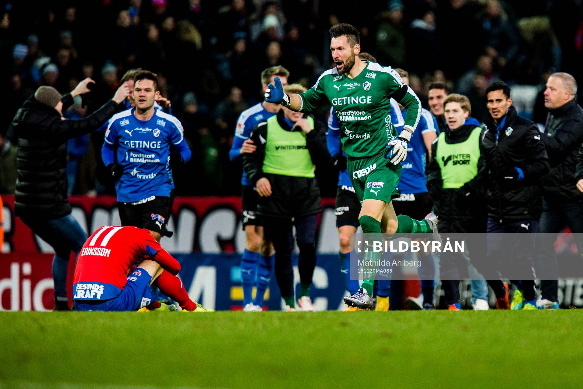 Halmstads målvakt Stojan Lukic jublar
