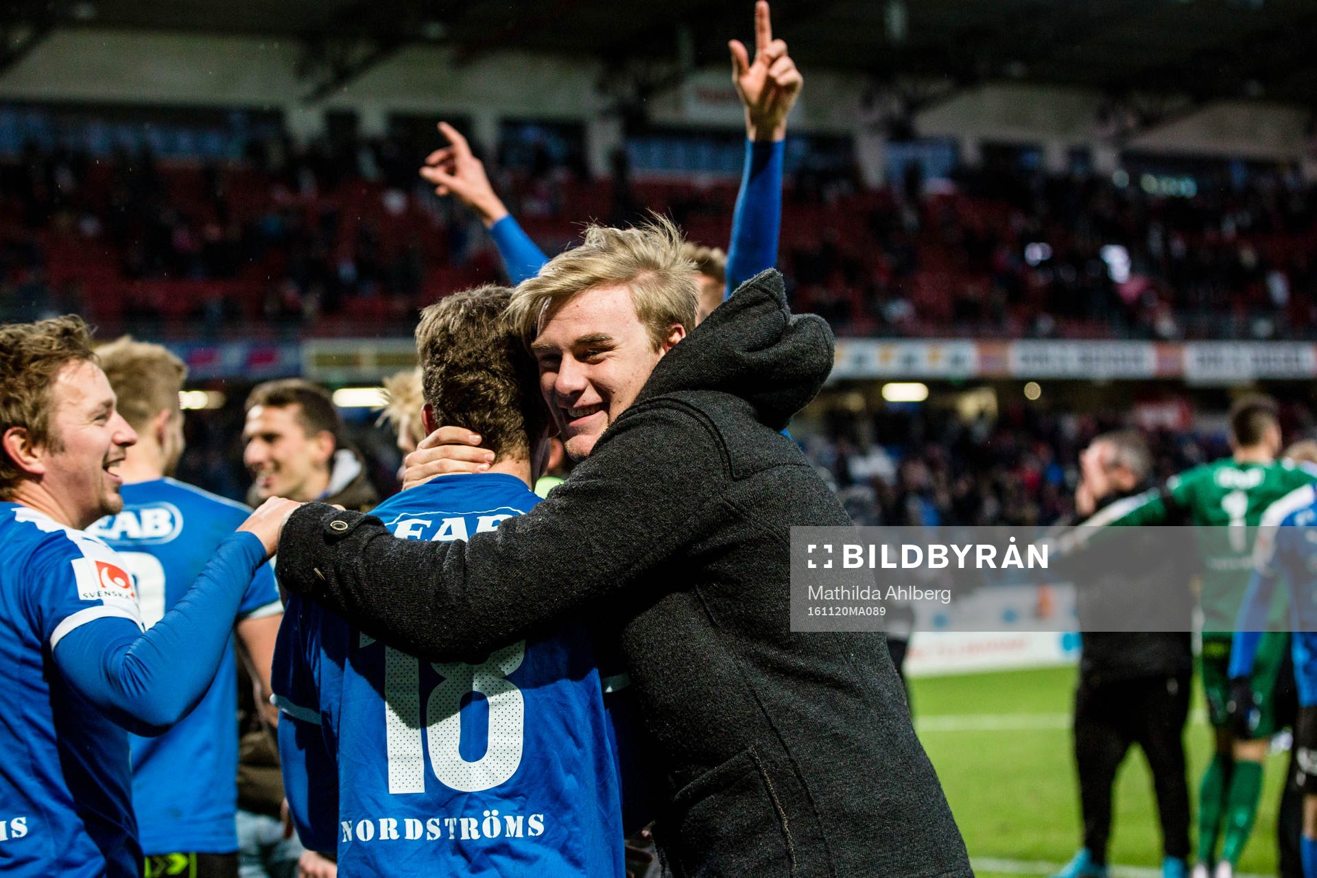 Halmstads spelare jublar med supportar