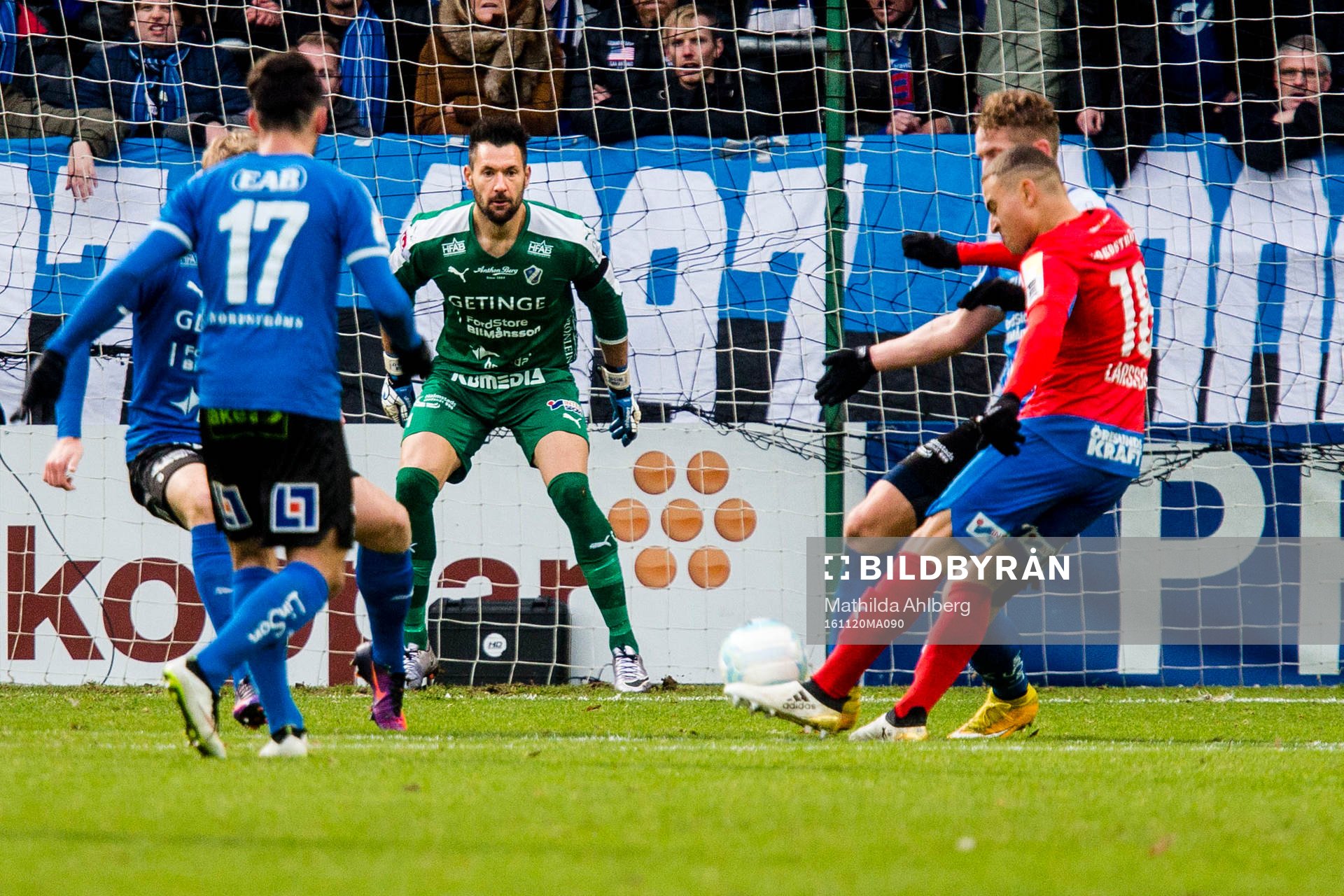Halmstads målvakt Stojan Lukic med fokus på bollen