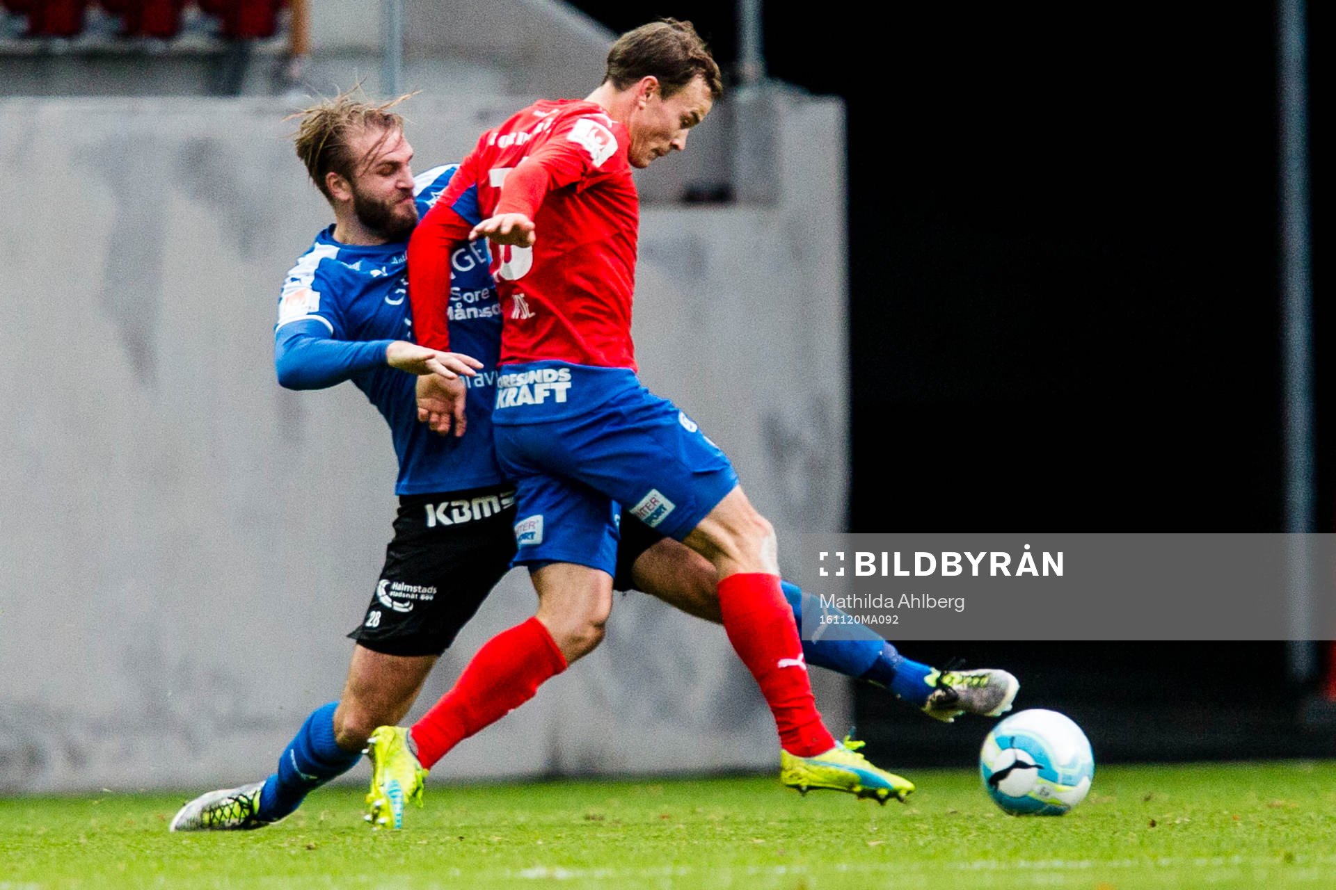 Halmstads Jesper Westerberg försöker stoppa Helsingborgs