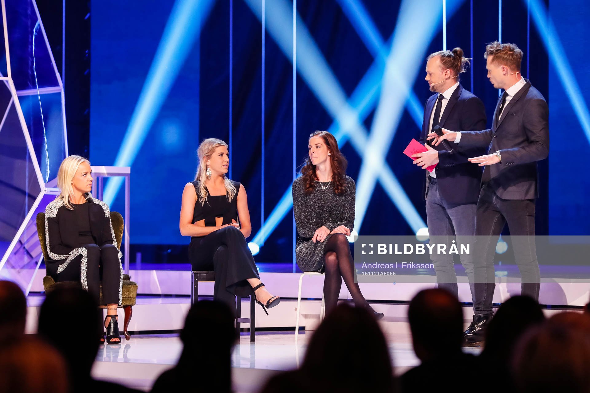 Peter Brynolf och Jonas Ljung trollar med Lotta Schelin,