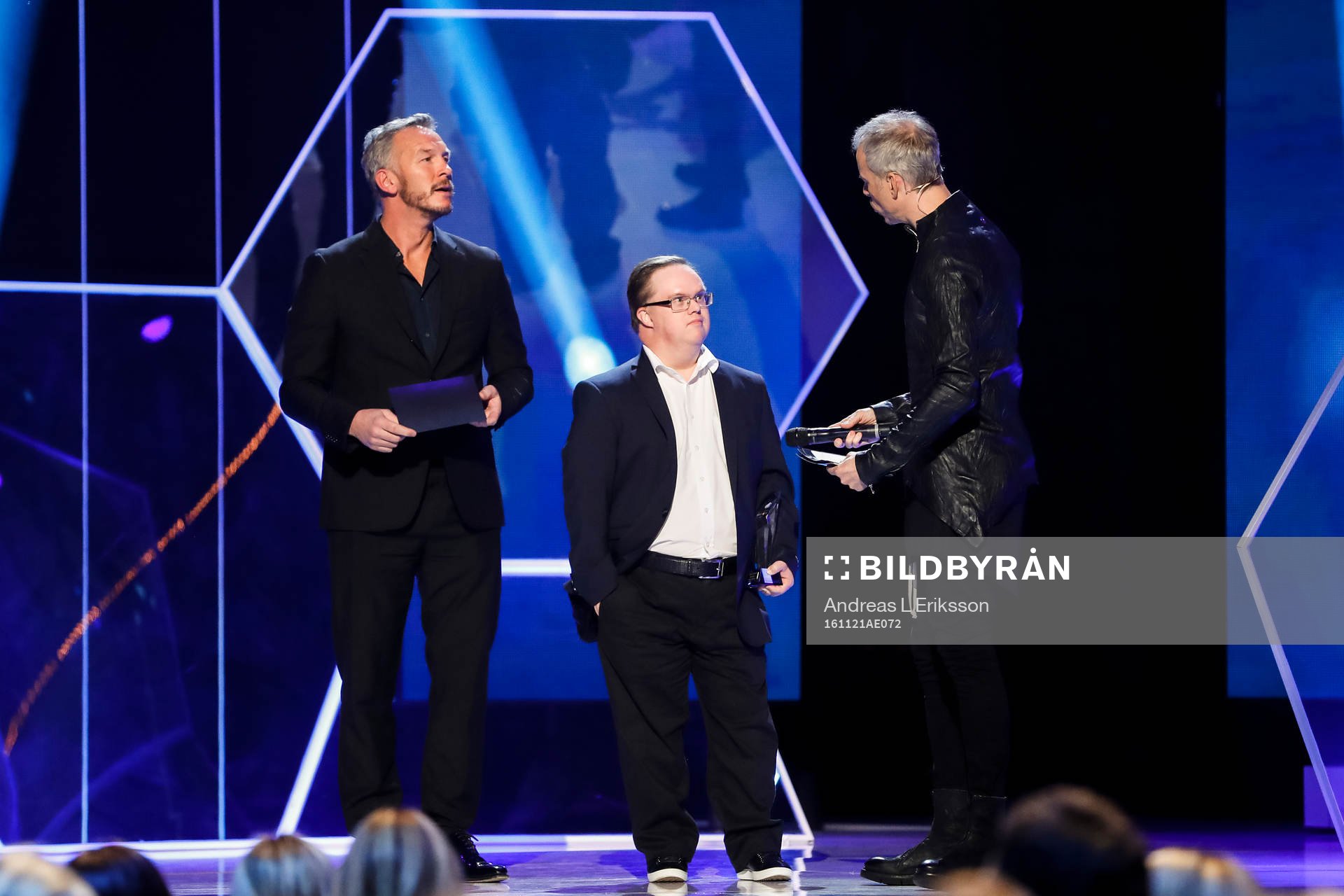 Patrik Andersson och Mats Melin , Skådespelare delar ut