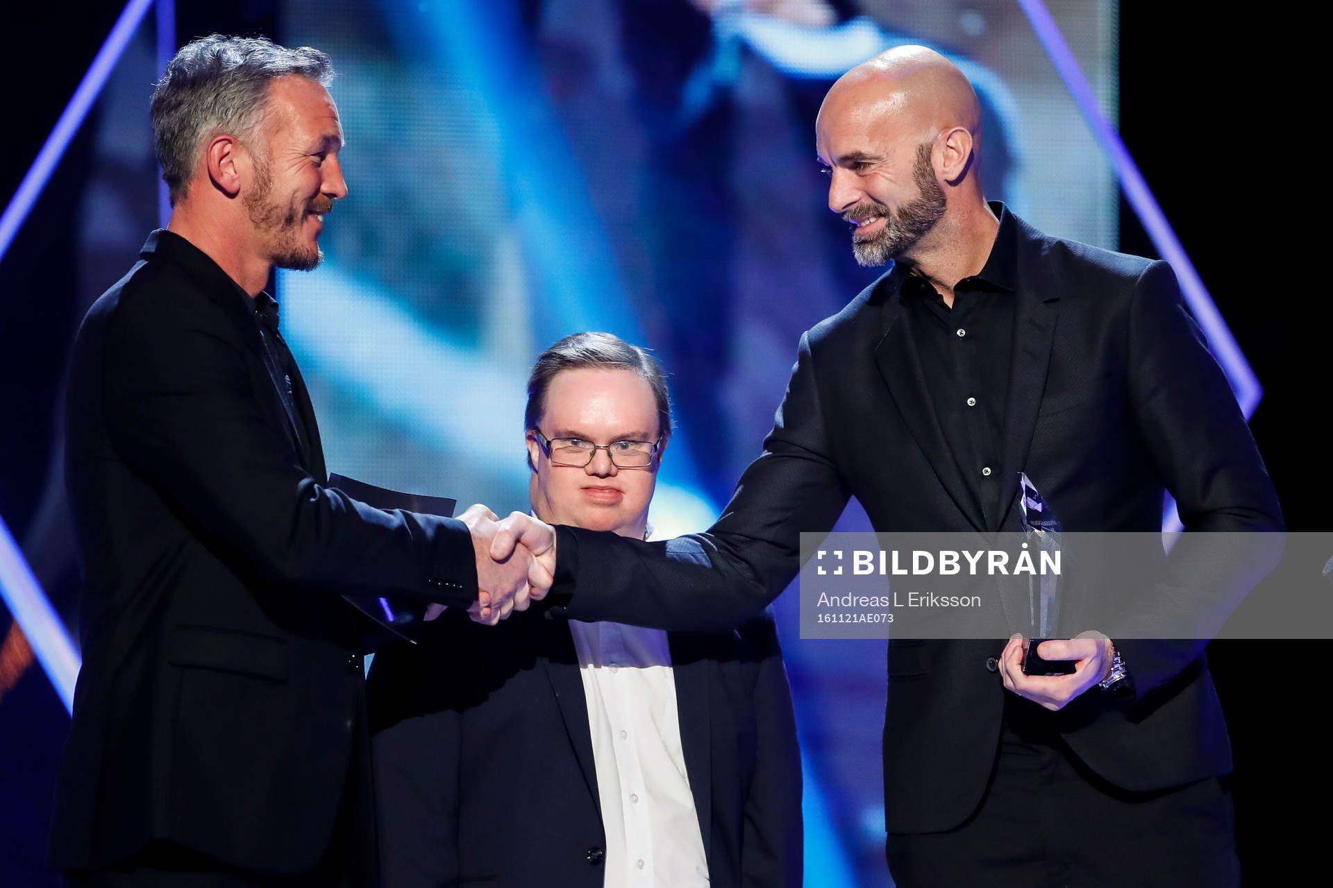 Stefan Johannesson  tar emot priset för Årets domare av Patrik Andersson och Mats Melin , Skådespelare under Fotbollsgalan den 21 november 2016 i Stockholm.