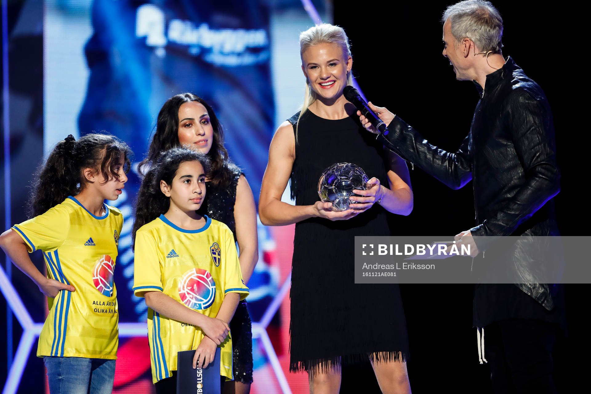 Lisa , Susanne och Simona från fotbollsklubben Ronja delar