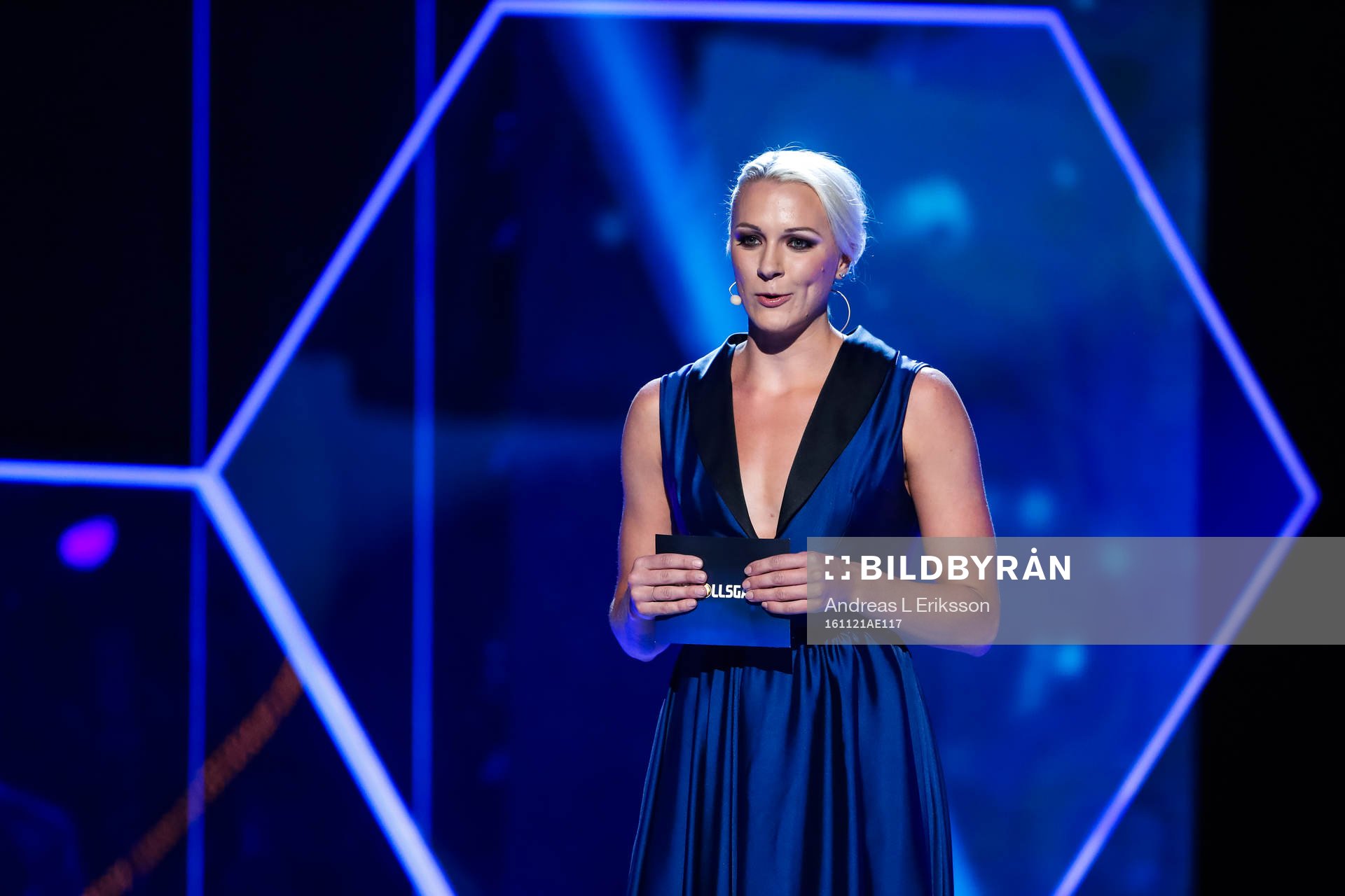 Sarah Sjöström delar ut priset till årets målvakt