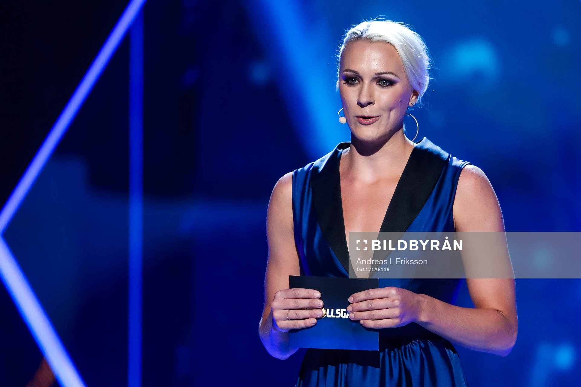 Sarah Sjöström delar ut priset till årets målvakt