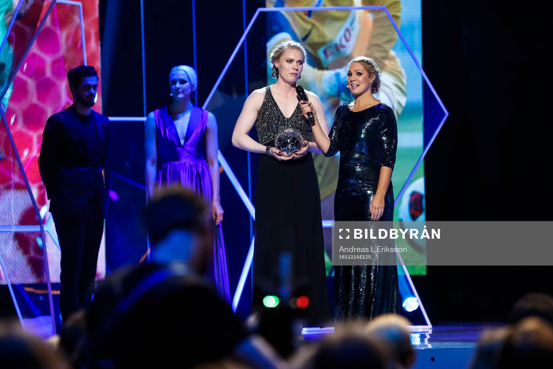 Sarah Sjöström delar ut priset till årets målvakt