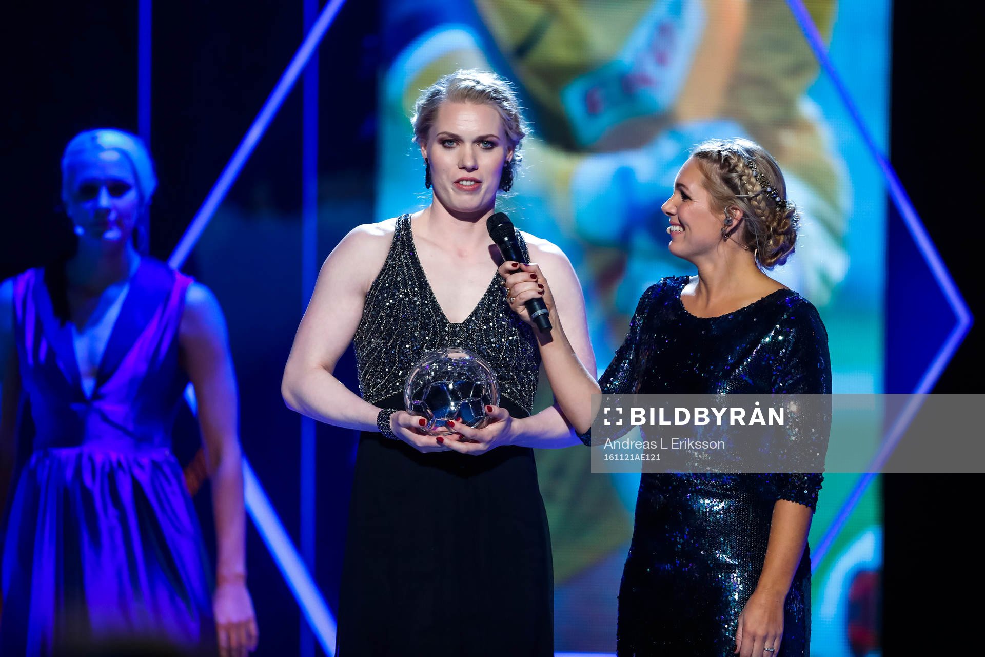Sarah Sjöström delar ut priset till årets målvakt