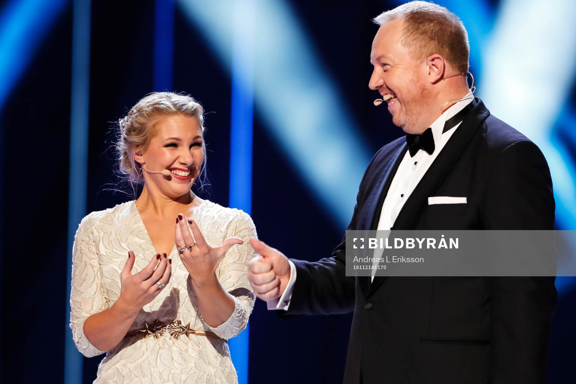 Programledarna Anna Brolin och Anders Jansson