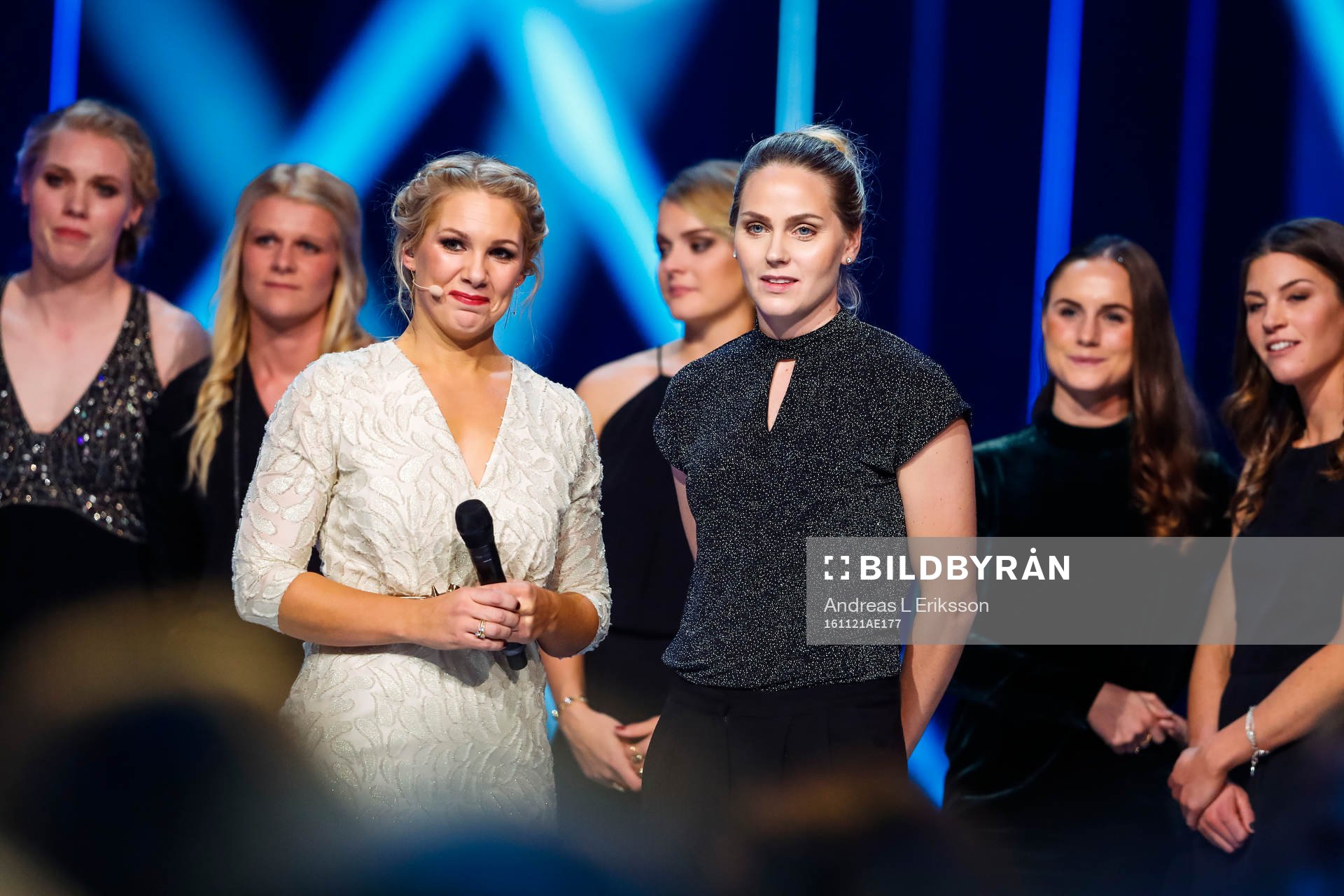 Programledare Anna Brolin och Lisa Dahlkvist  med Svenska