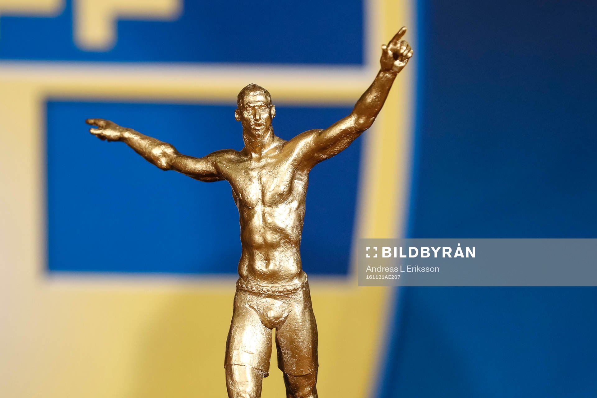 Miniatyr av statyn på Zlatan Ibrahimovic av konstnären Peter Linde som ska stå utanför Friends Arena under en presskonferens efter Fotbollsgalan den 21 november 2016 i Stockholm.