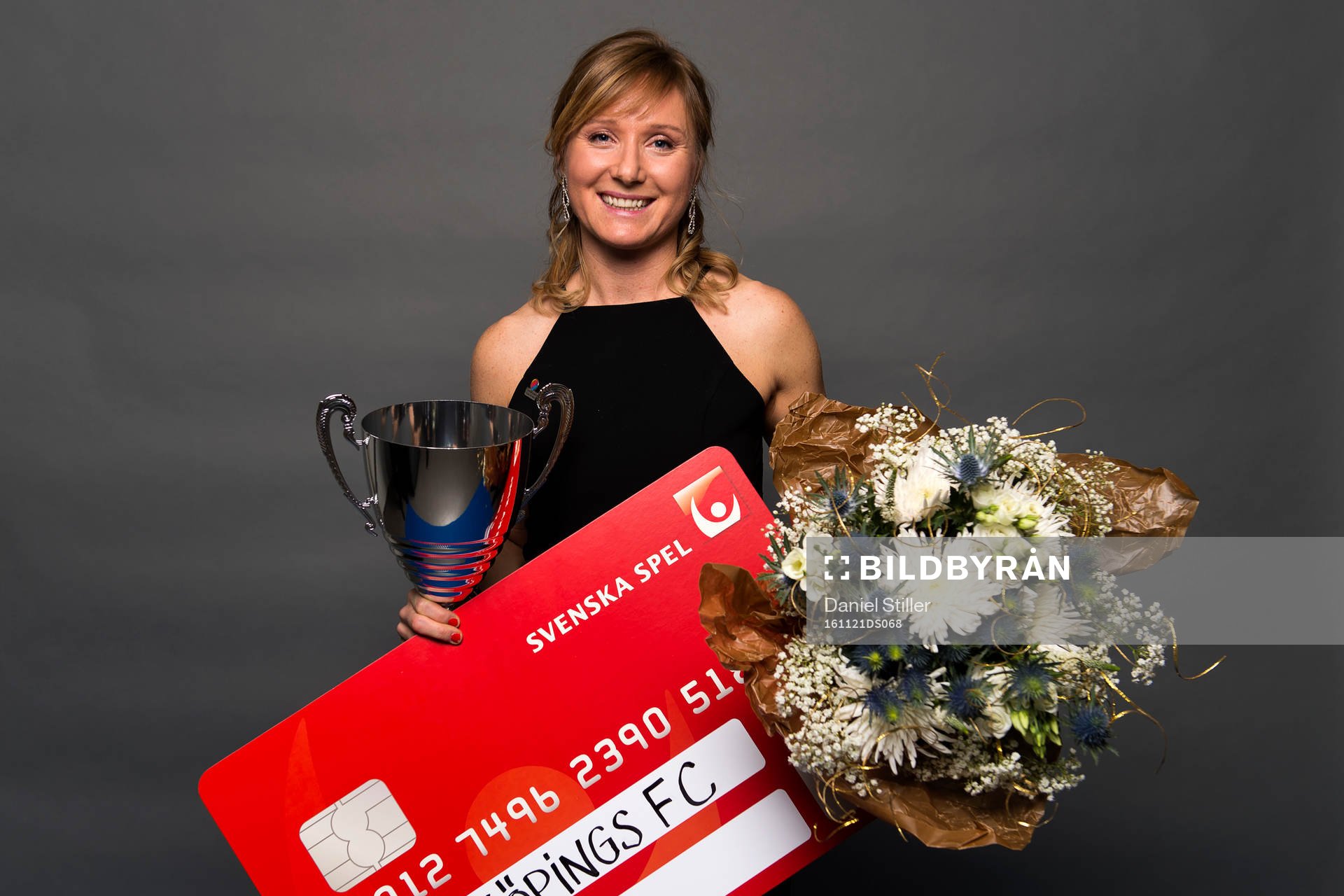 Maria Hagström, Linköping, med checken för årets Fair Play-klubb under Fotbollsgalan den 21 november 2016 i Stockholm.