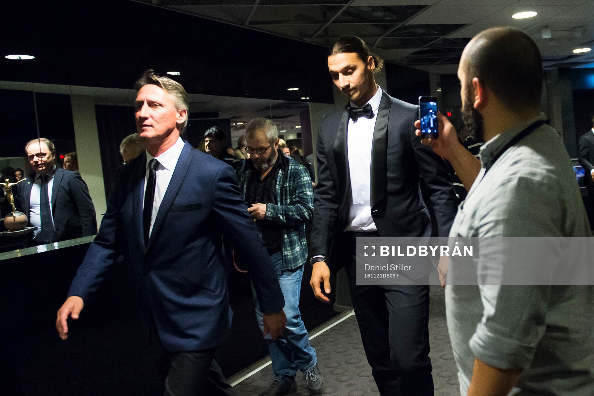 Landslagets säkerhetschef Jan Gustavsson och Zlatan Ibrahimovic under Fotbollsgalan den 21 november 2016 i Stockholm.