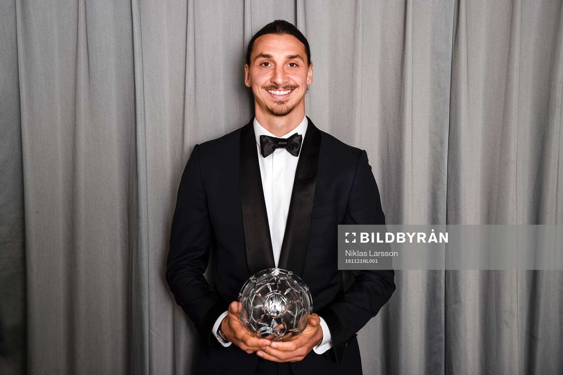 Zlatan Ibrahimovic med priset för Årets Forward