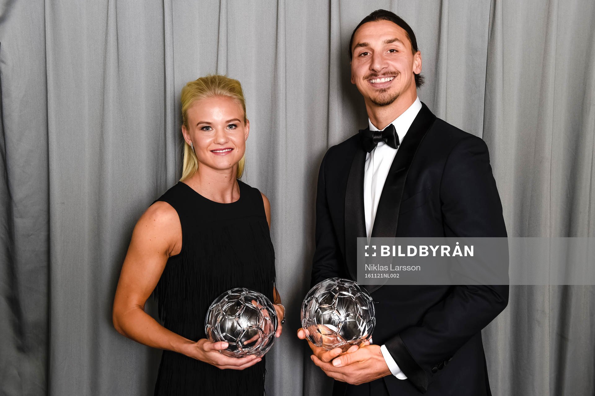 Pernille Harder och Zlatan Ibrahimovic med priset för