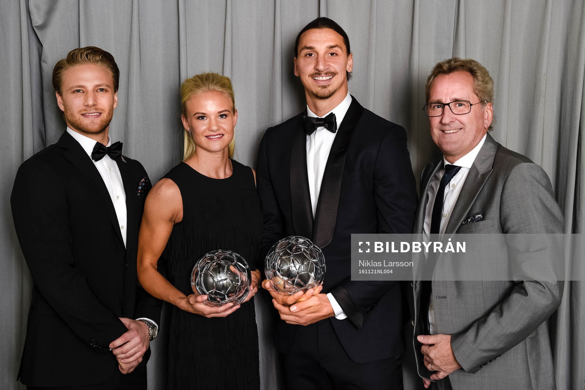 Pernille Harder och Zlatan Ibrahimovic med priset för